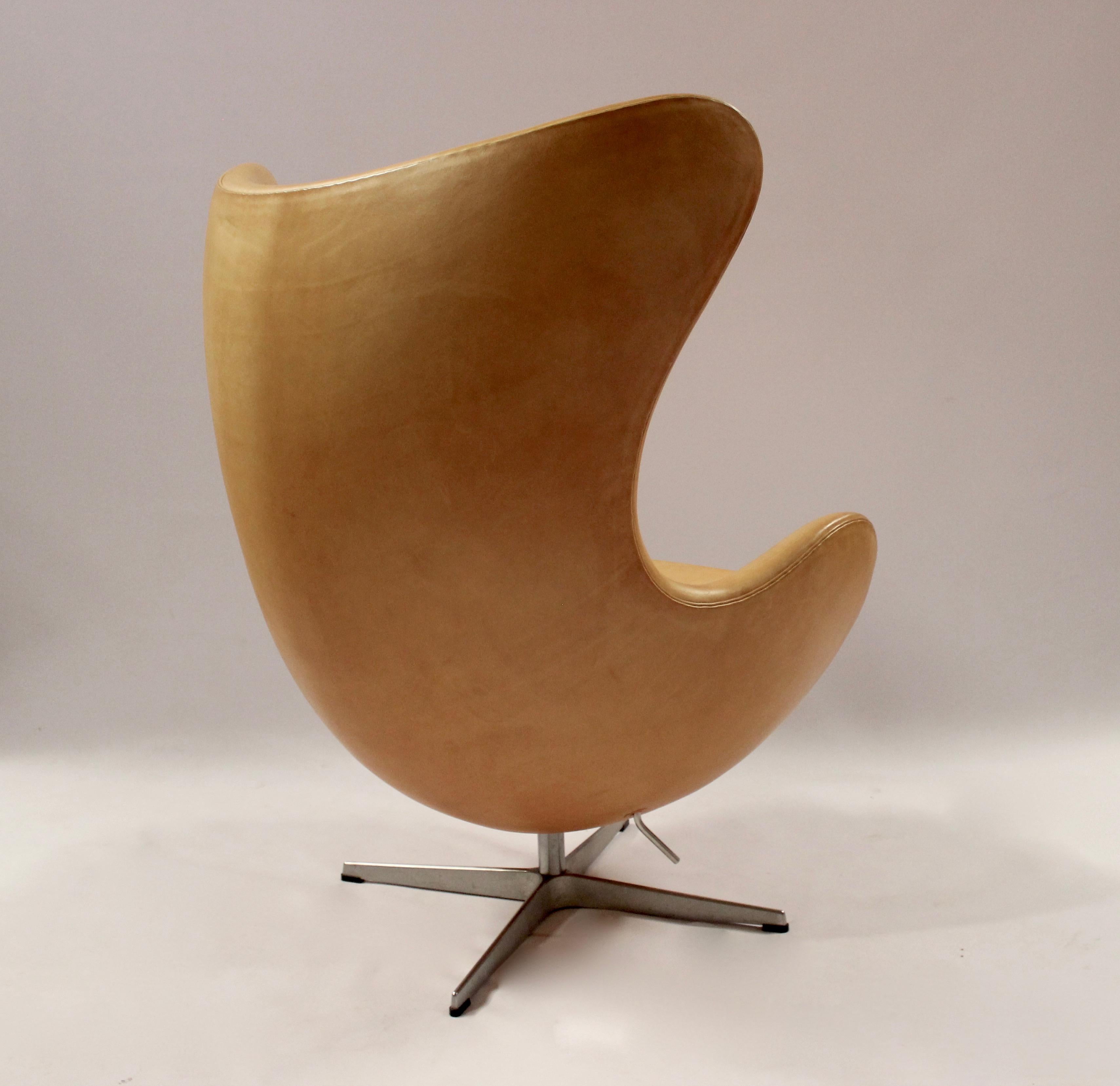 Scandinavian Modern Egg, Model 3316 and Stool, Model 3127, Arne Jacobsen and Fritz Hansen, 2003