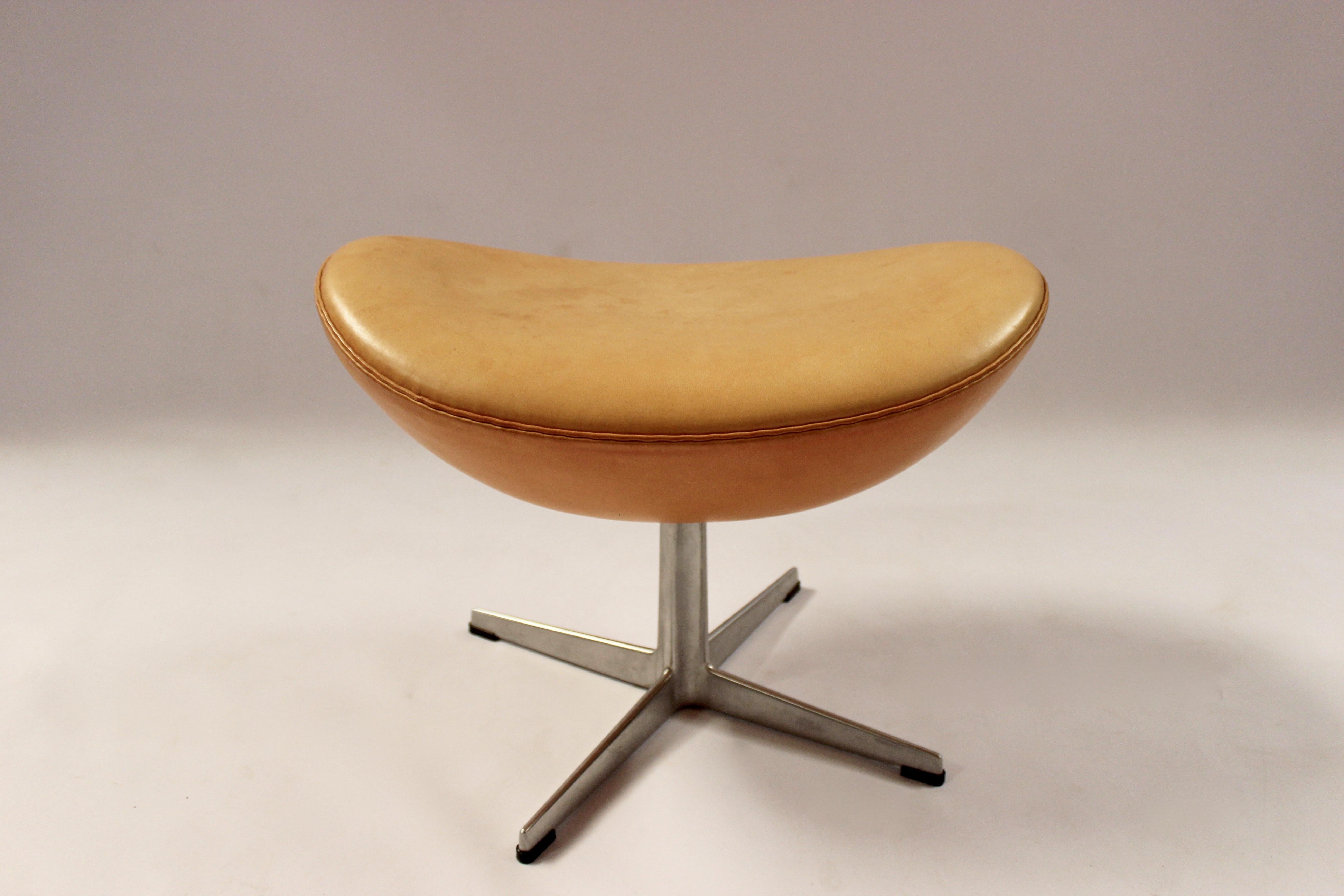 Danish Egg, Model 3316 and Stool, Model 3127, Arne Jacobsen and Fritz Hansen, 2003