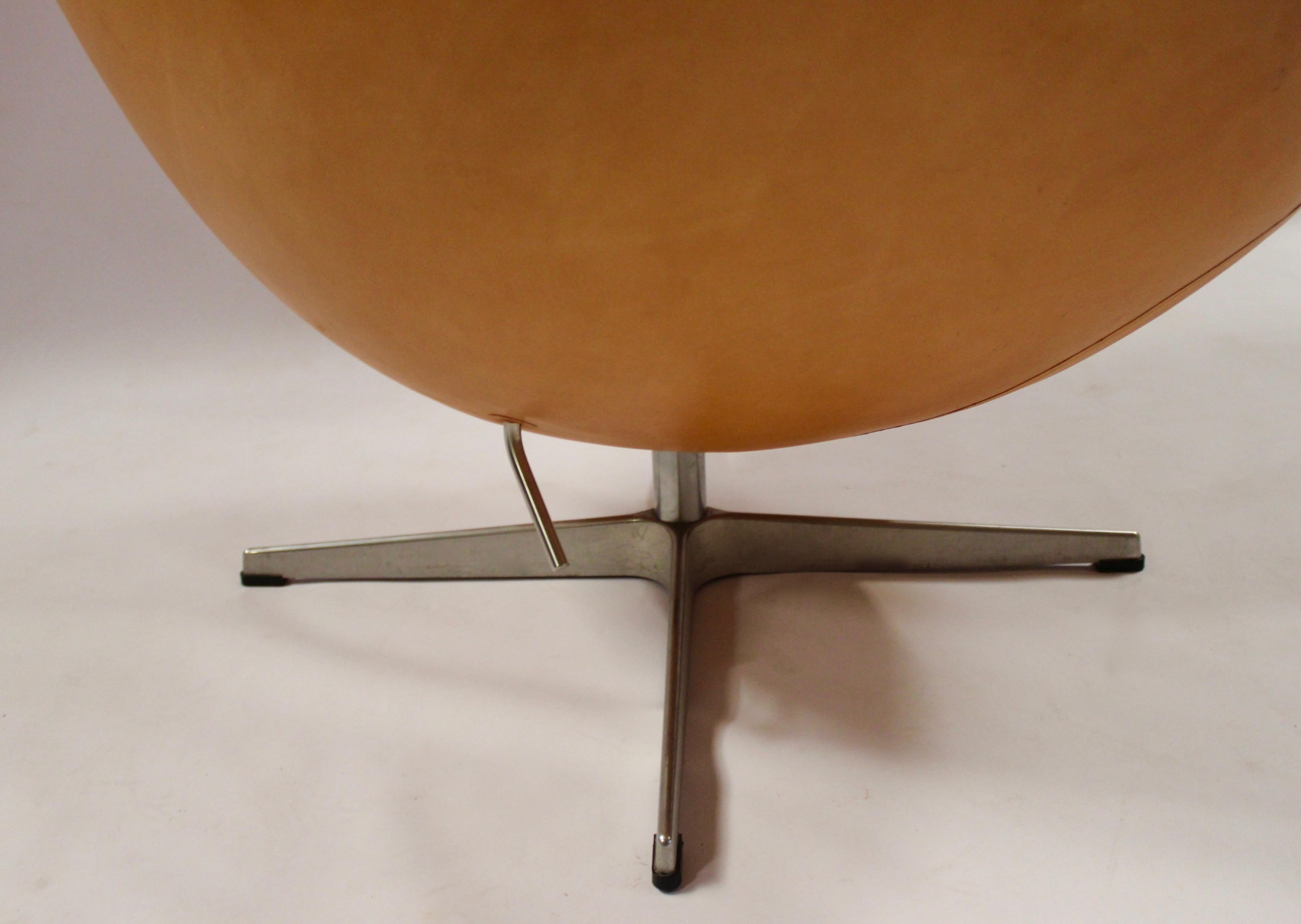 Egg, Model 3316 and Stool, Model 3127, Arne Jacobsen and Fritz Hansen, 2003 2