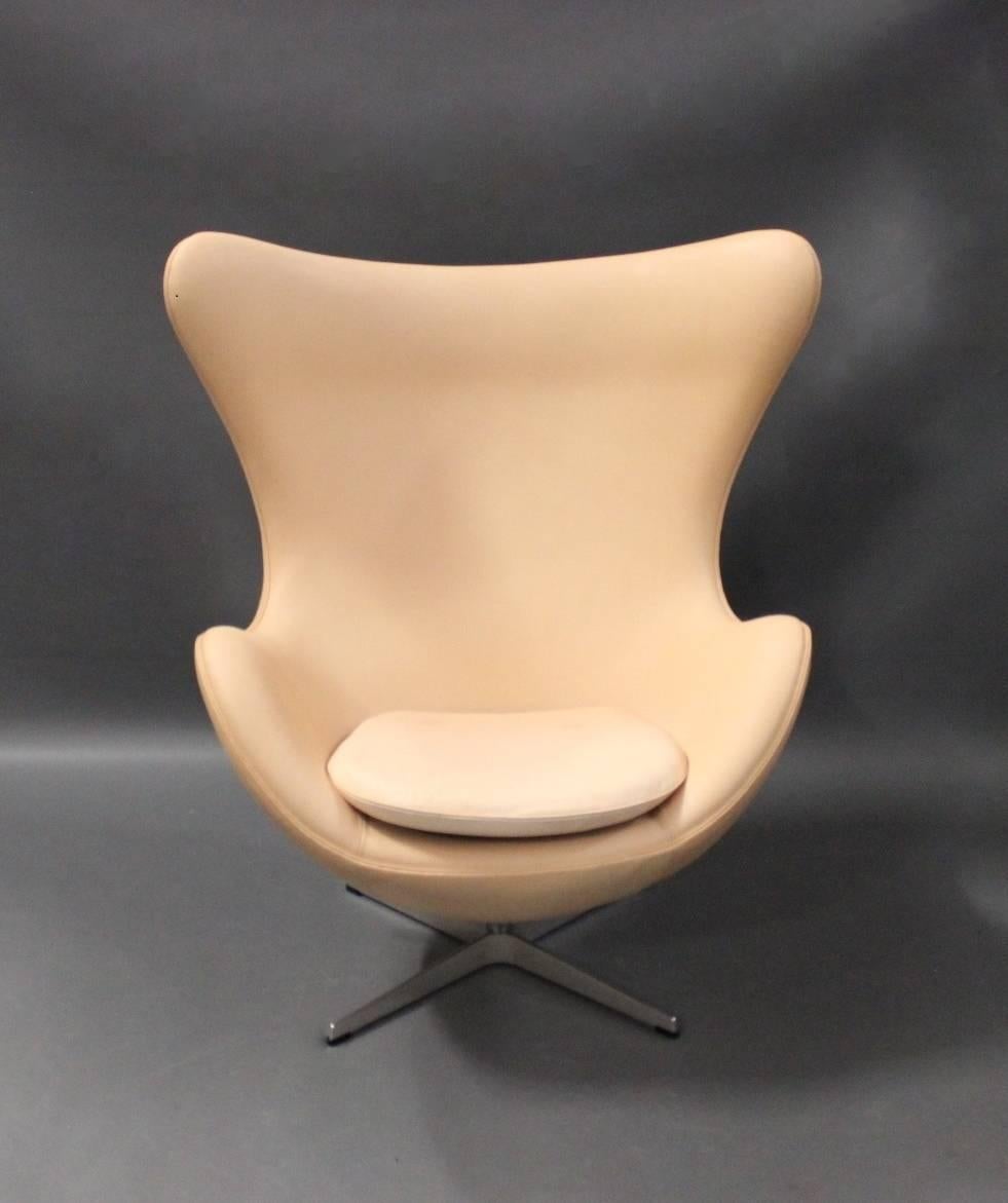 The egg, model 3316, with original upholstered in light leather, designed by Arne Jacobsen in 1958 and manufactured by Fritz Hansen in the 1970s.