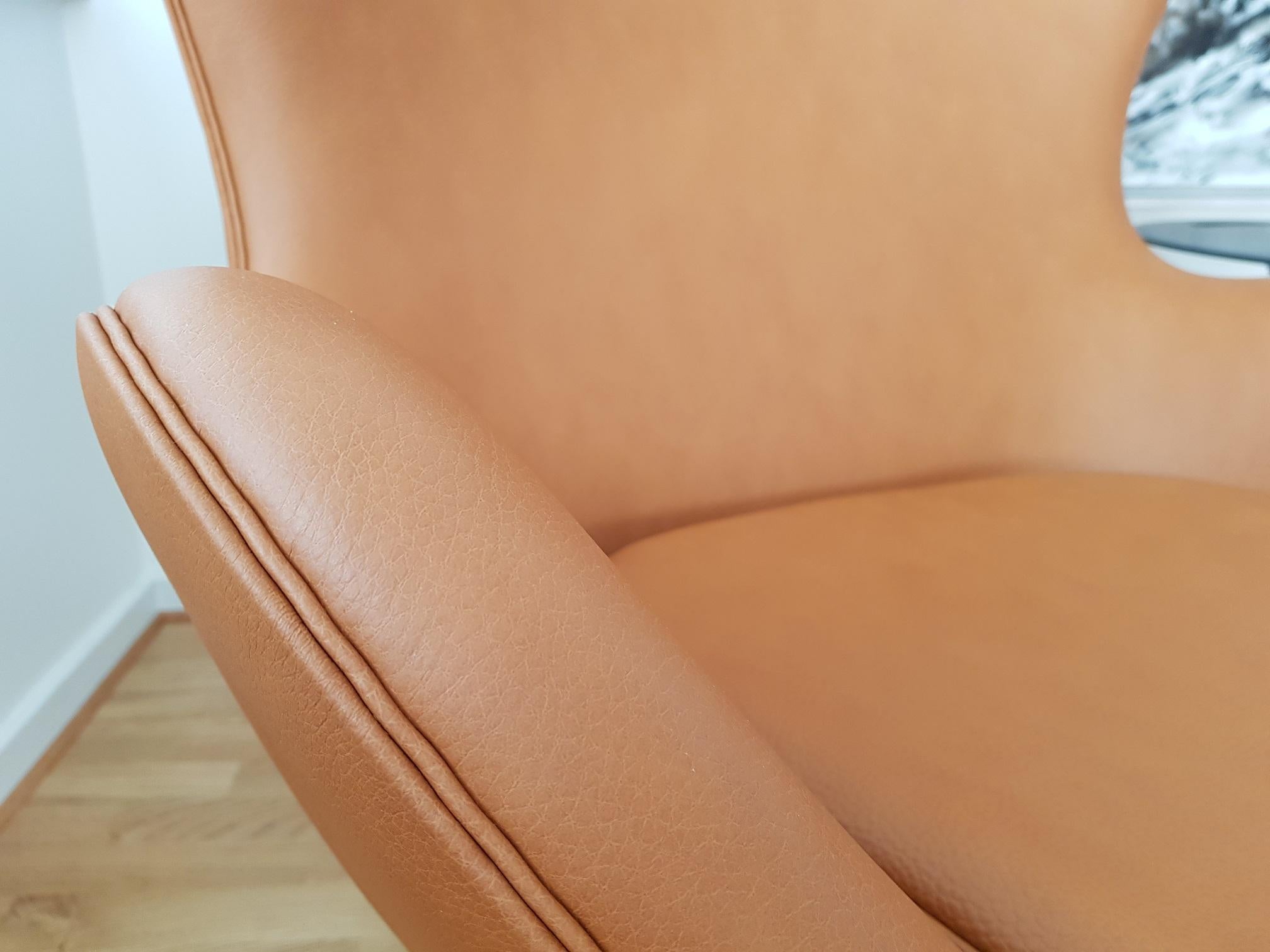 Egg, Model 3316, Calvados Classic Leather by Arne Jacobsen for Fritz Hansen In Good Condition For Sale In Limhamn, SE