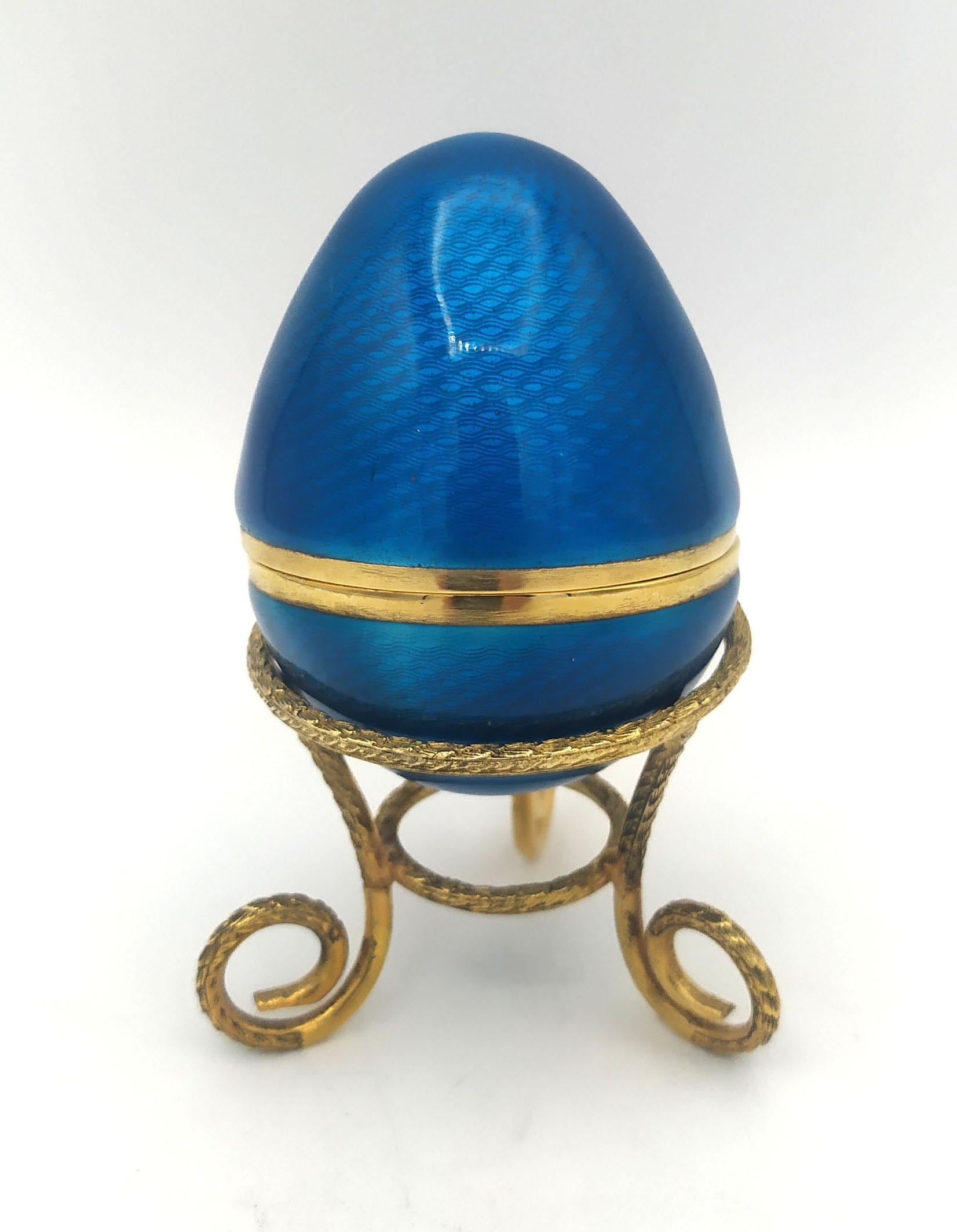 
L'émail bleu marine de l'œuf est en argent 925/1000.
L'émail bleu marine de l'œuf a des émaux cuits sur guilloché a des émaux cuits sur guilloché et un design gravé à la main.
L'émail bleu marine de l'œuf est de style Empire russe et s'inspire des