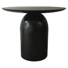 EGG Noir, minimaliste, sculptural  Table d'appoint ou table basse de Wende Reid