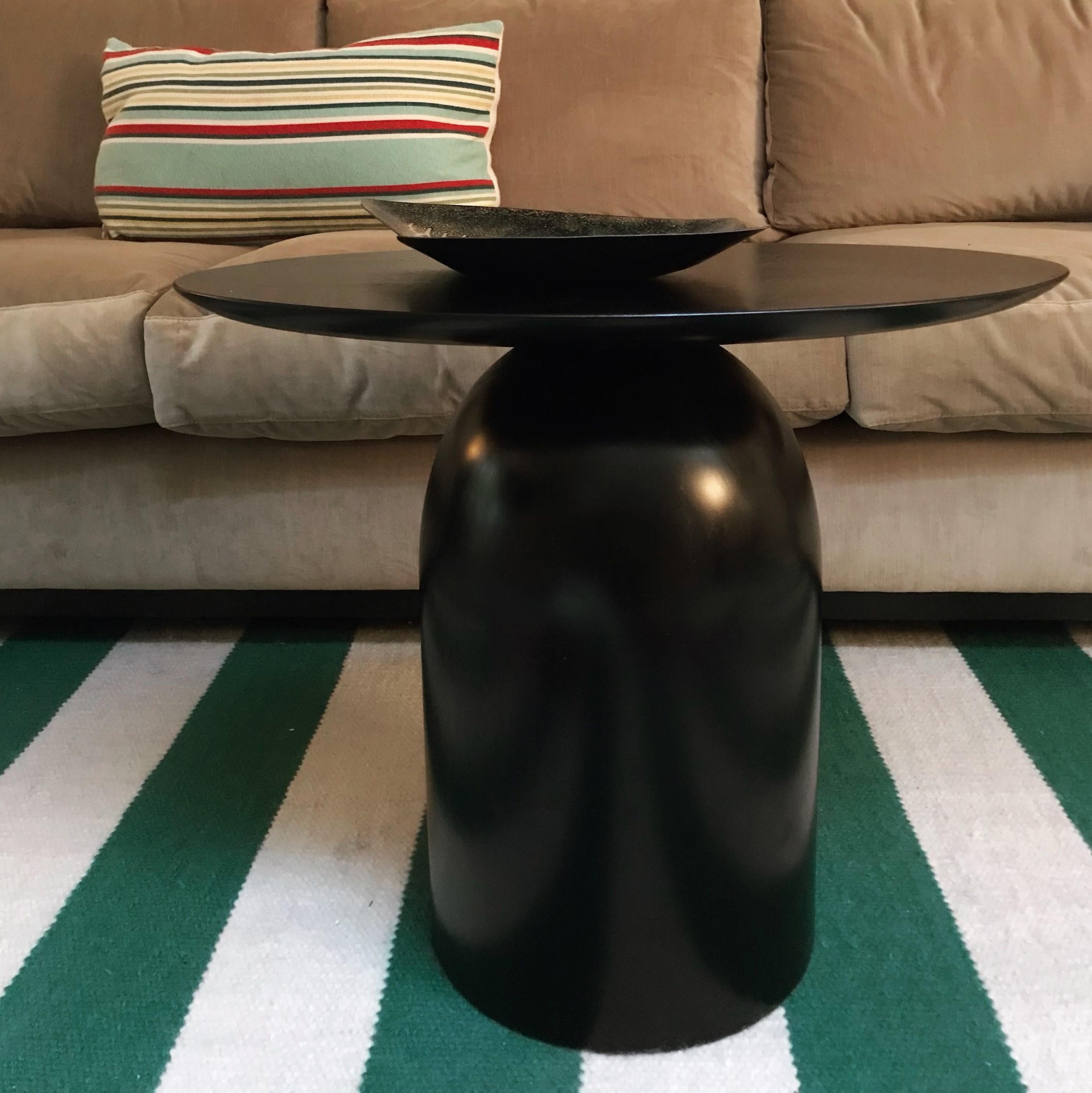 Organique Table d'appoint ou table basse Egg Noir de Wende Reid, ébénisée, minimaliste et sculpturale en vente