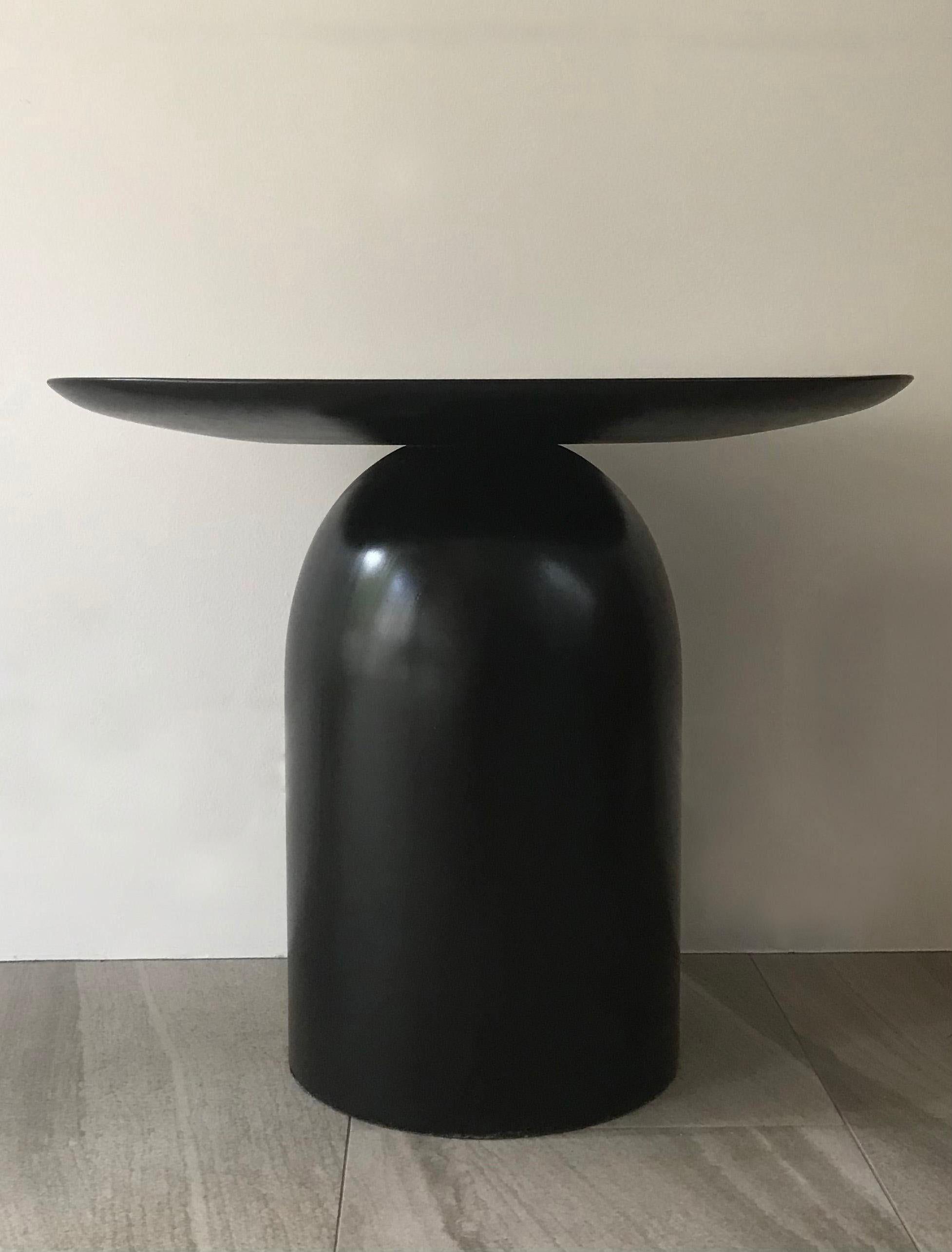 Beistelltisch oder Couchtisch „Ei Noir“ von Wende Reid, ebonisiert, minimalistisch, skulptural (Australisch) im Angebot