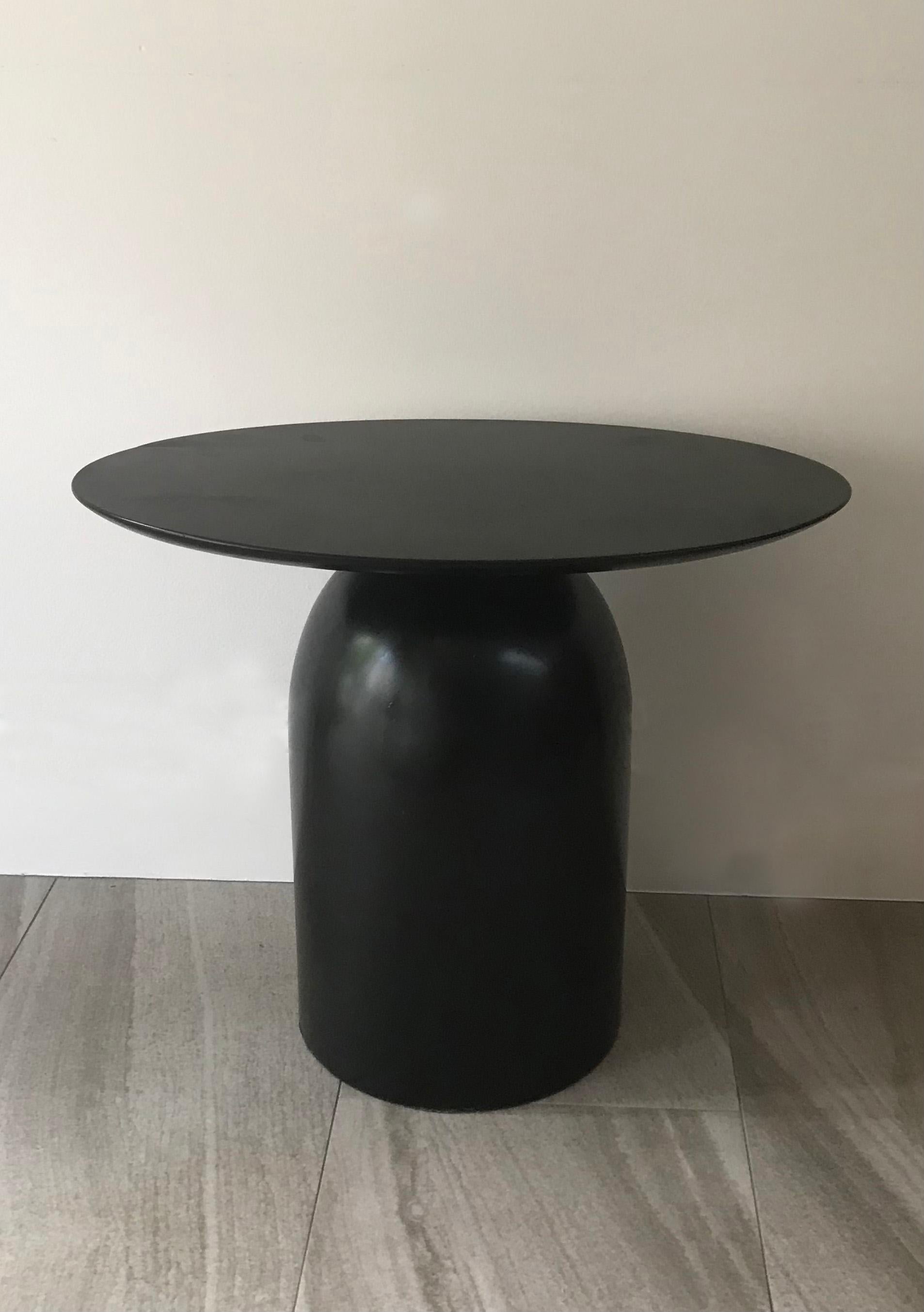 Laqué Table d'appoint ou table basse Egg Noir de Wende Reid, ébénisée, minimaliste et sculpturale en vente
