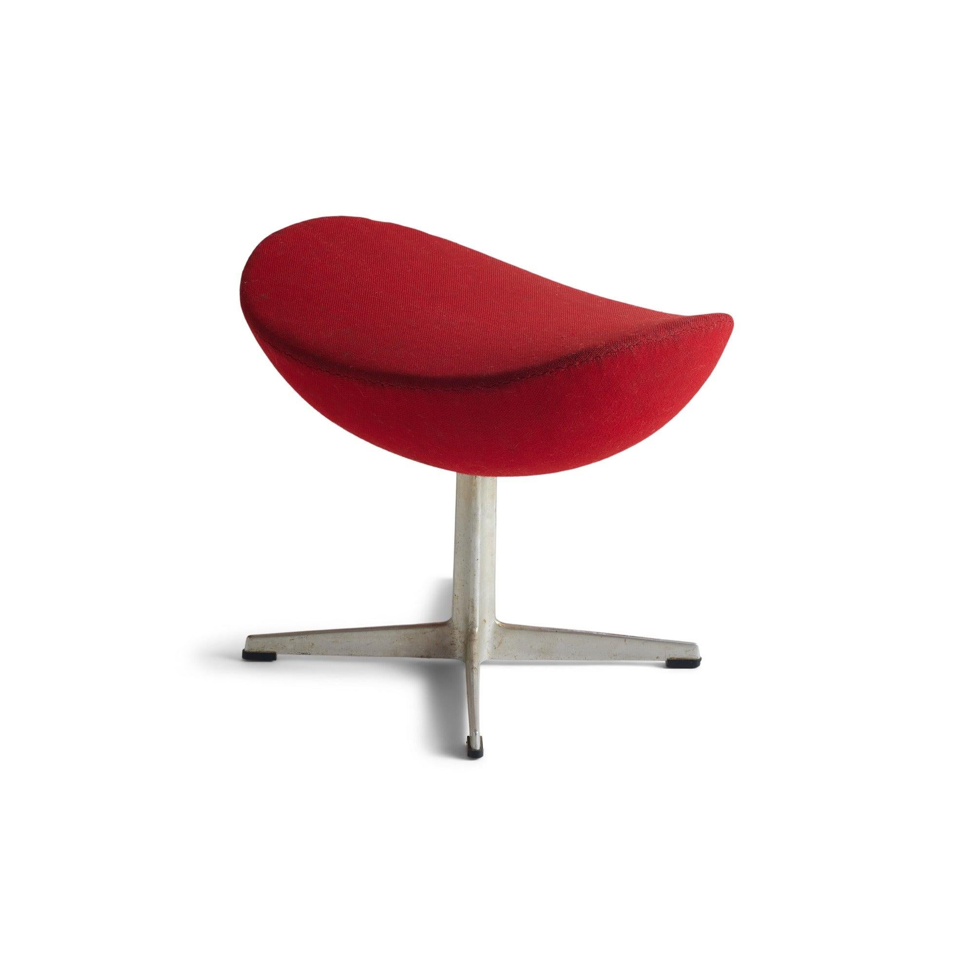 Un ottoman en forme d'œuf avec une base à quatre points en aluminium moulé. Nécessite un rembourrage.