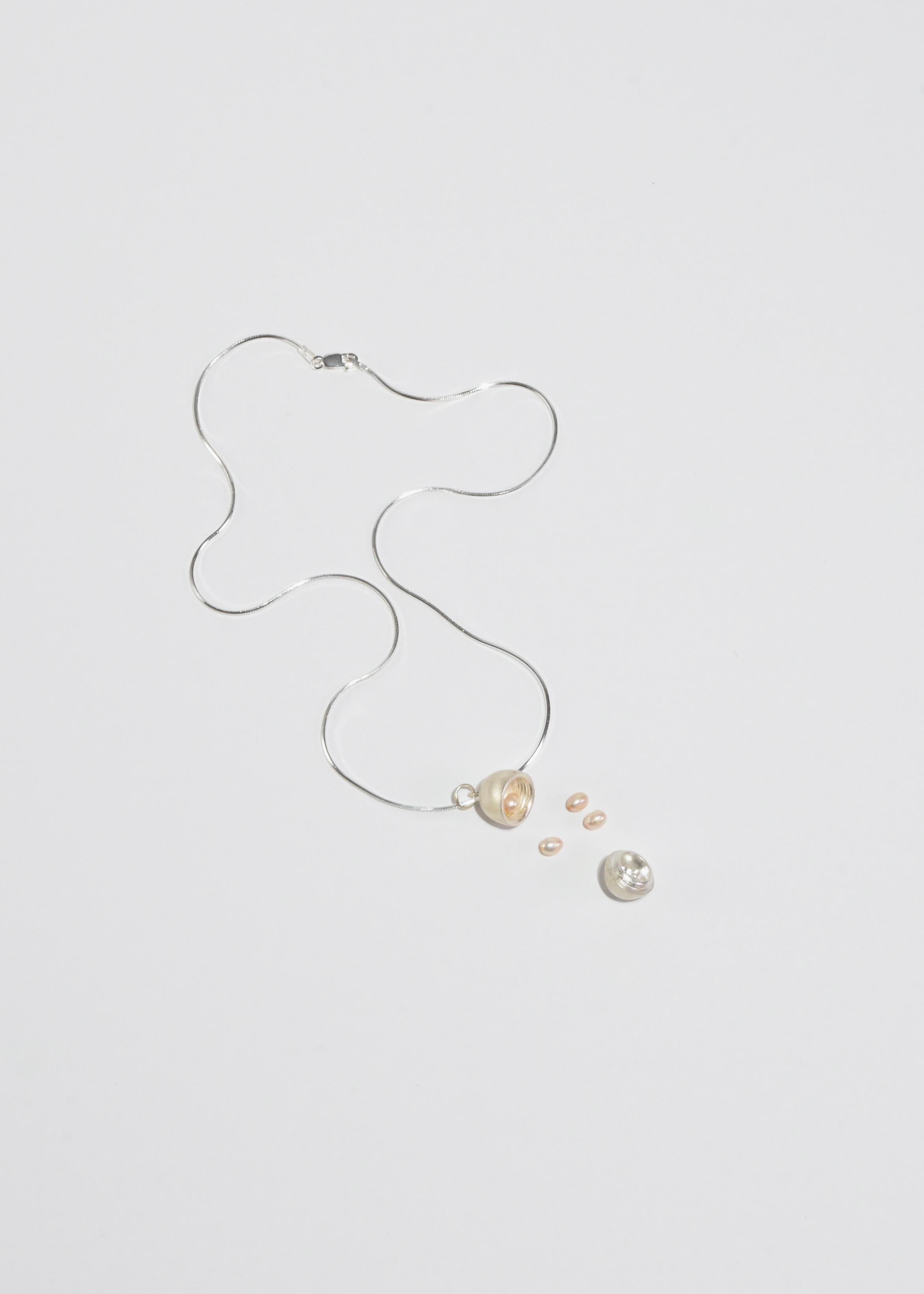 Collier à pendentifs en forme d'œuf Unisexe en vente