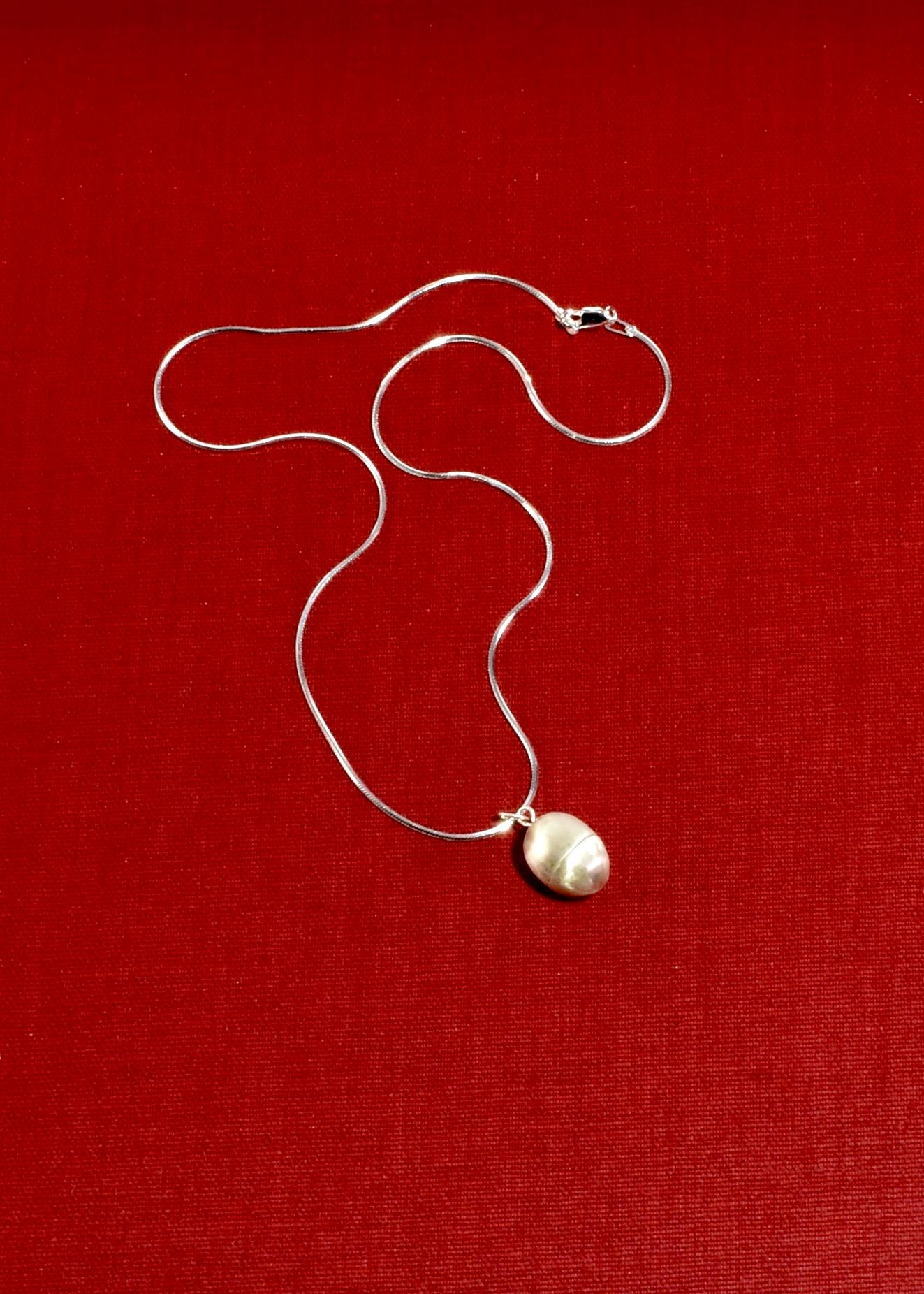 Collier à pendentifs en forme d'œuf en vente 1