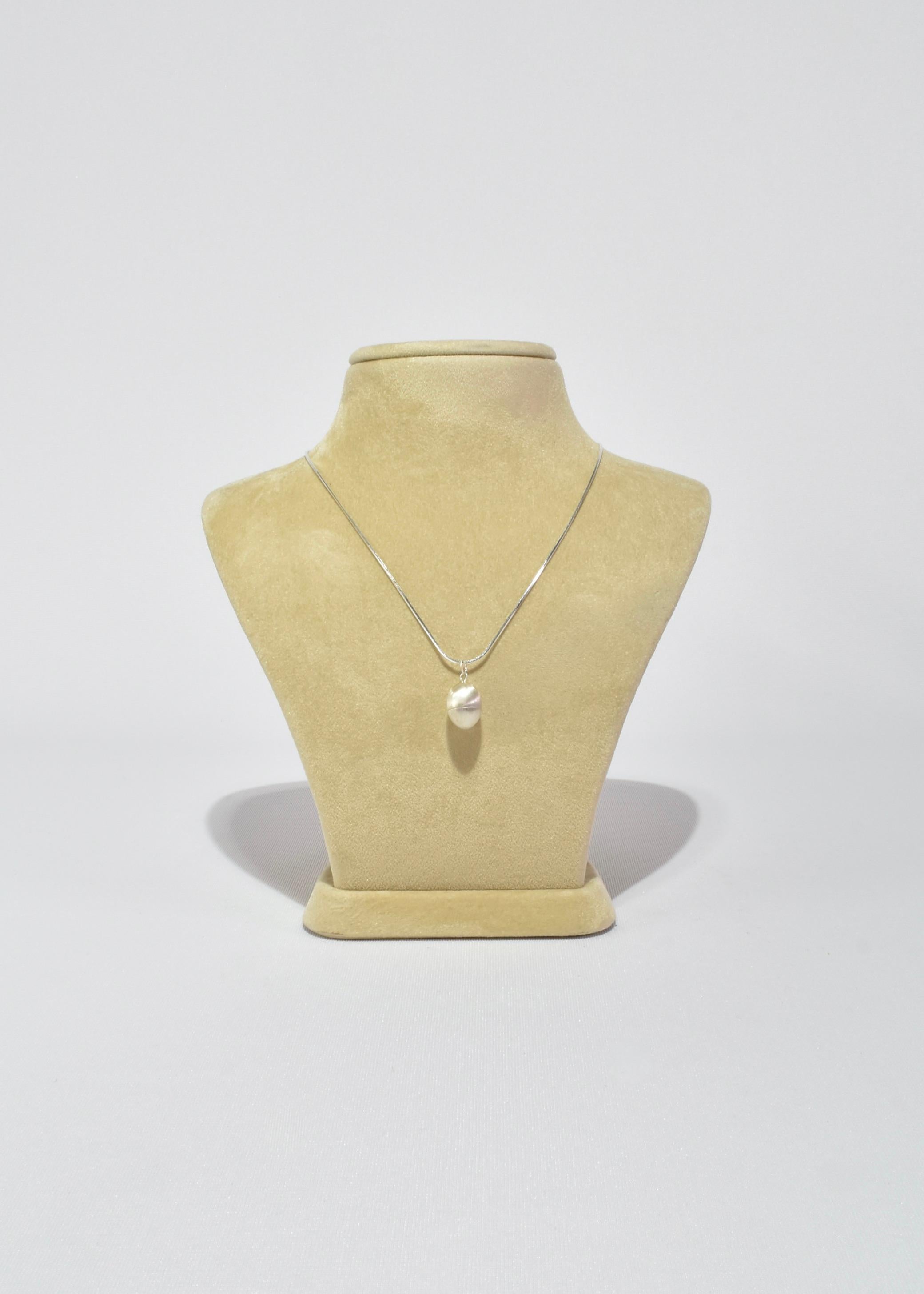 Collier à pendentifs en forme d'œuf en vente 2