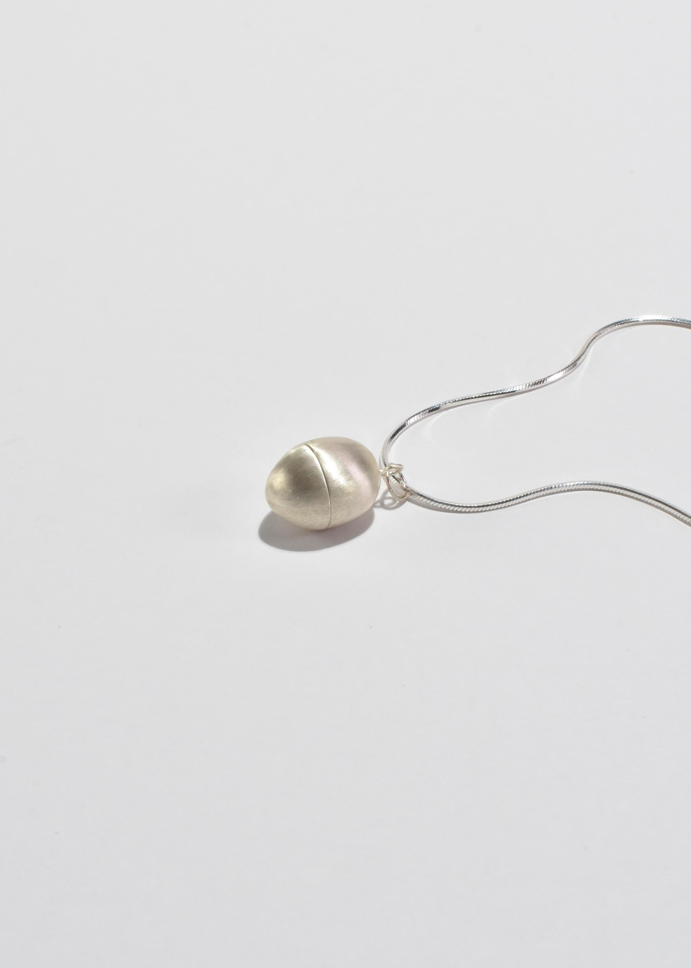 Collier à pendentifs en forme d'œuf en vente 3