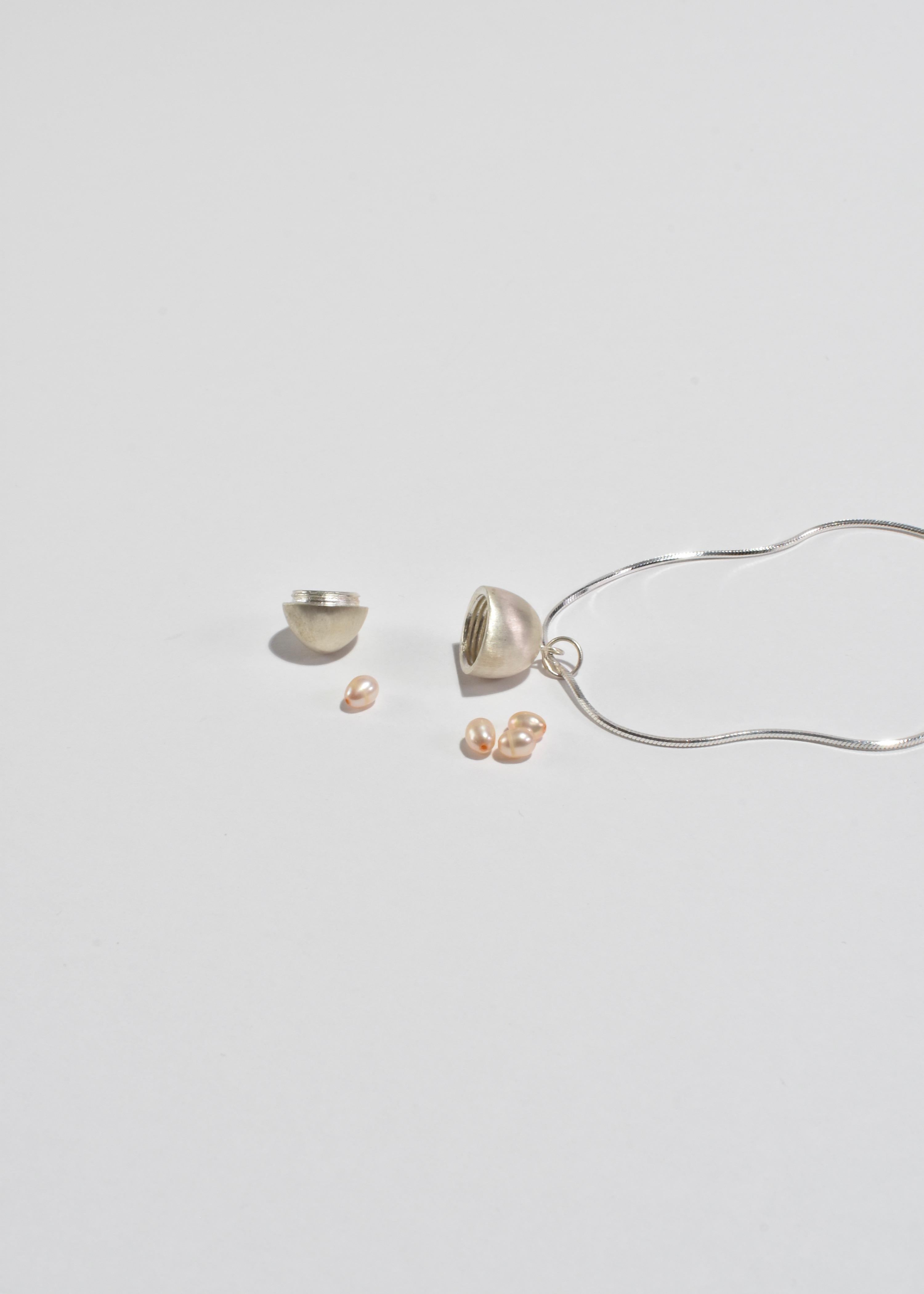 Collier à pendentifs en forme d'œuf en vente 4