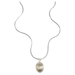 Collana con ciondolo a forma di uovo