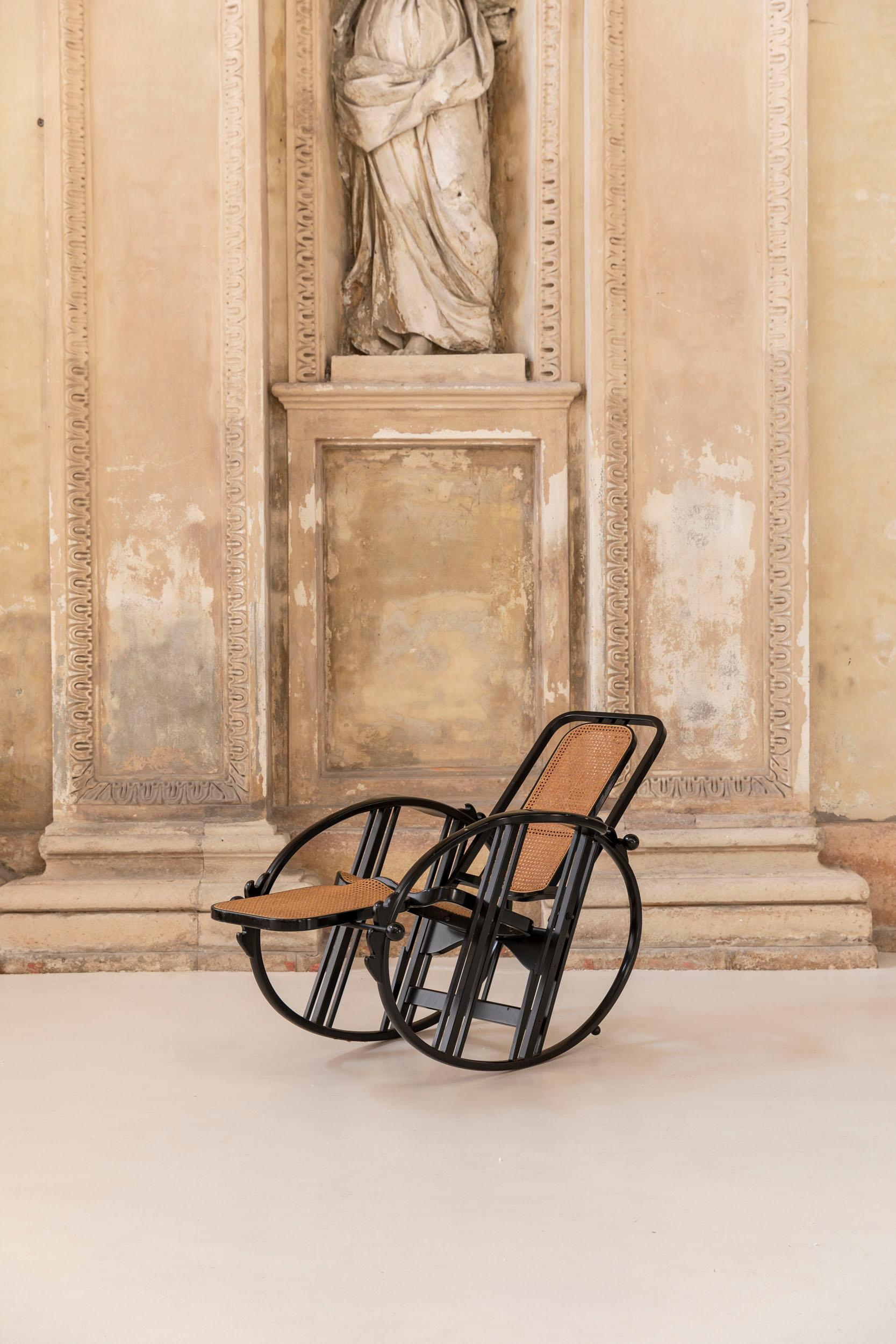 Mid-Century moderno Sedia a dondolo Egg di Josef Hoffmann in vendita