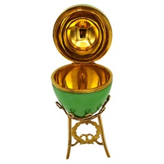 Uovo stile Impero Russo smaltato con treppiede alto A. Silver