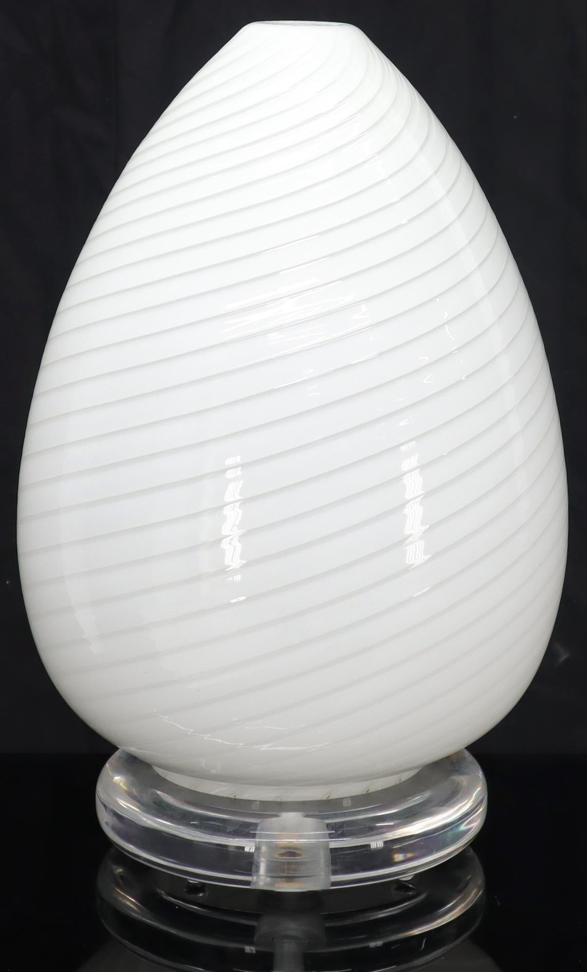 Lampe de table en verre de Murano de style moderne du milieu du siècle, en forme d'œuf.