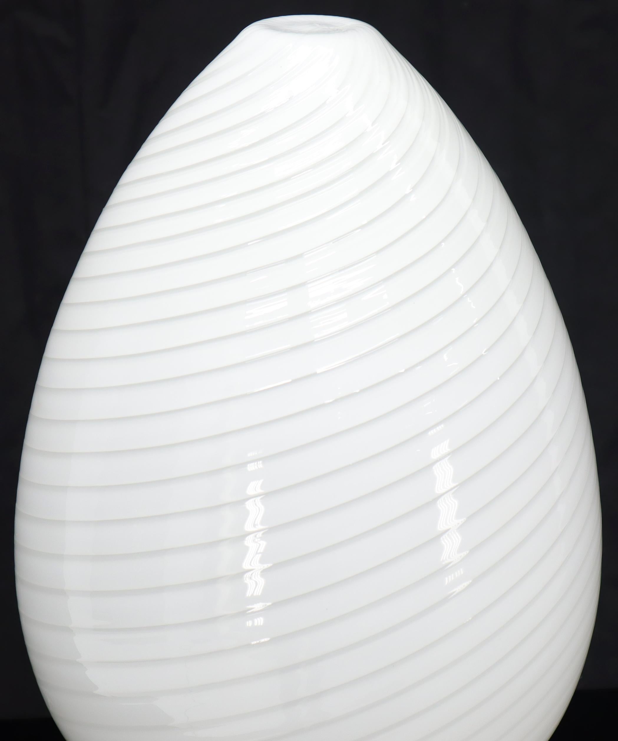 20ième siècle Lampe de table en forme d'œuf en verre de Murano à motif tourbillon en vente