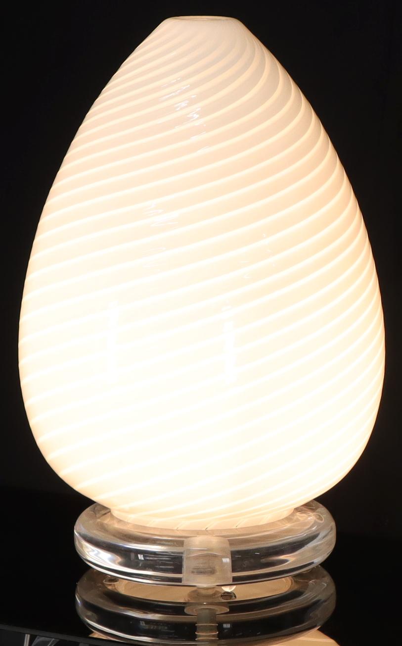 Lampe de table en forme d'œuf en verre de Murano à motif tourbillon en vente 1