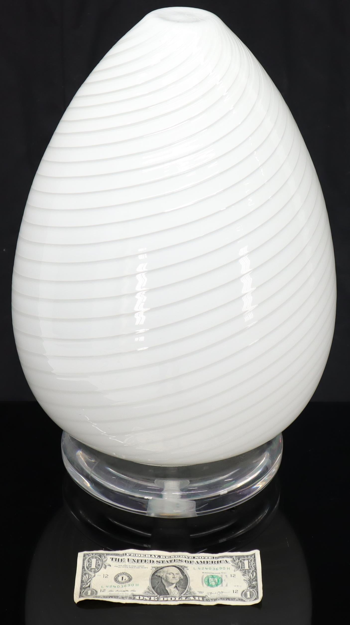 Lampe de table en forme d'œuf en verre de Murano à motif tourbillon en vente 2