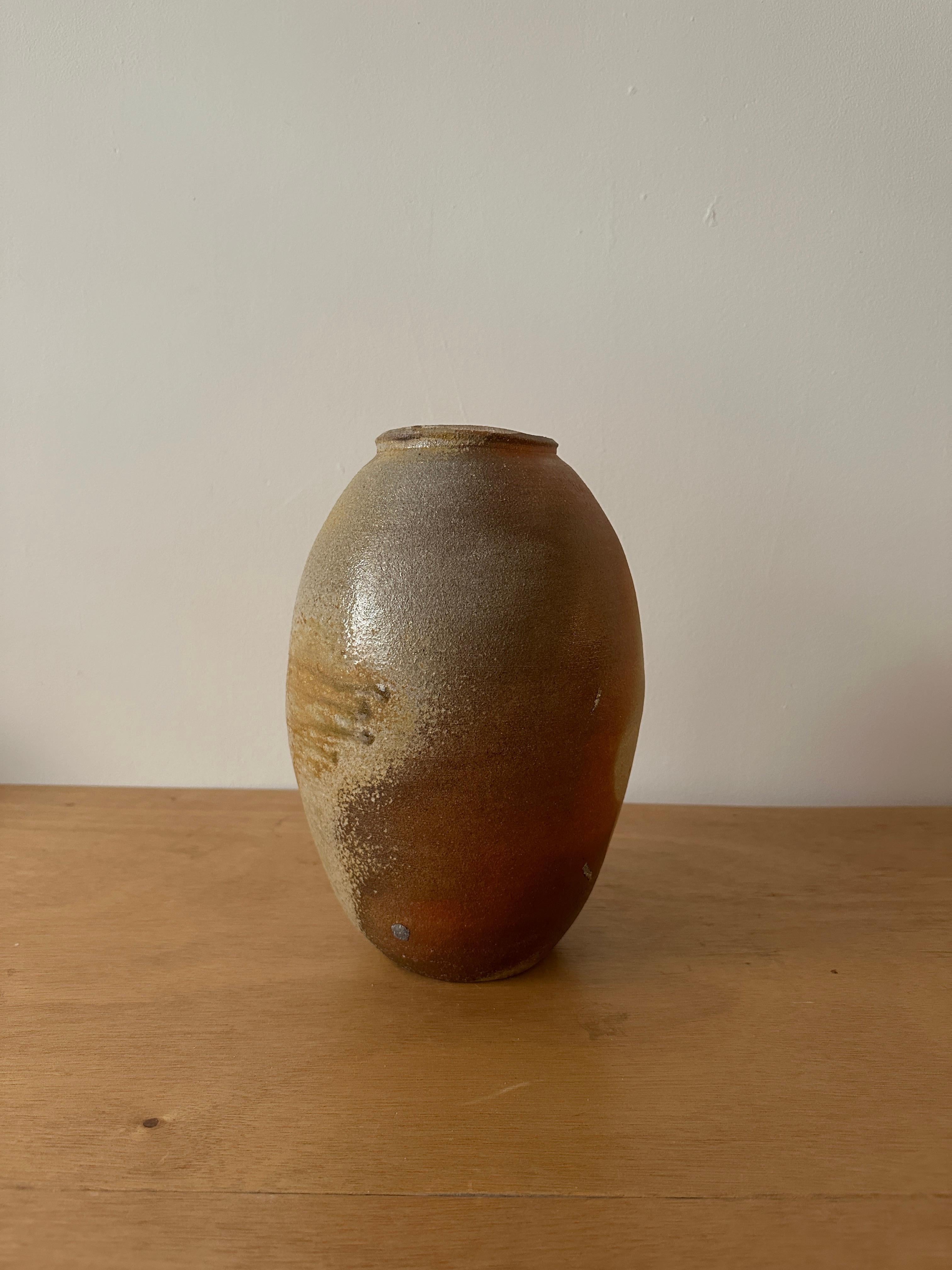 Egg shaped ceramic vase In New Condition For Sale In New York, NY