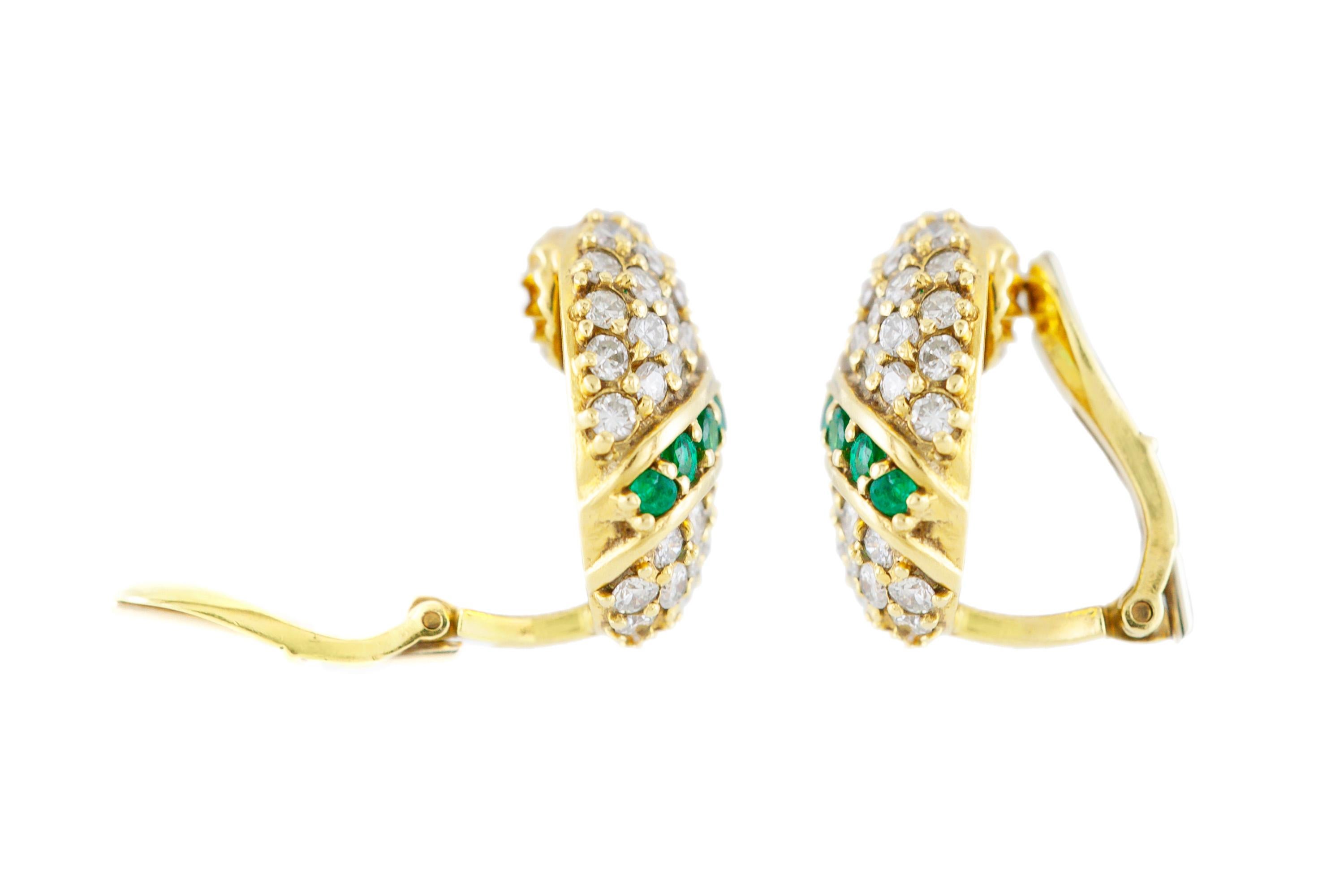 Die Ohrclips sind aus 18 Karat Gelbgold gefertigt und mit Diamanten mit einem Gesamtgewicht von 2,14 und Smaragden mit 1,00 Karat besetzt. 
Um 1930.

