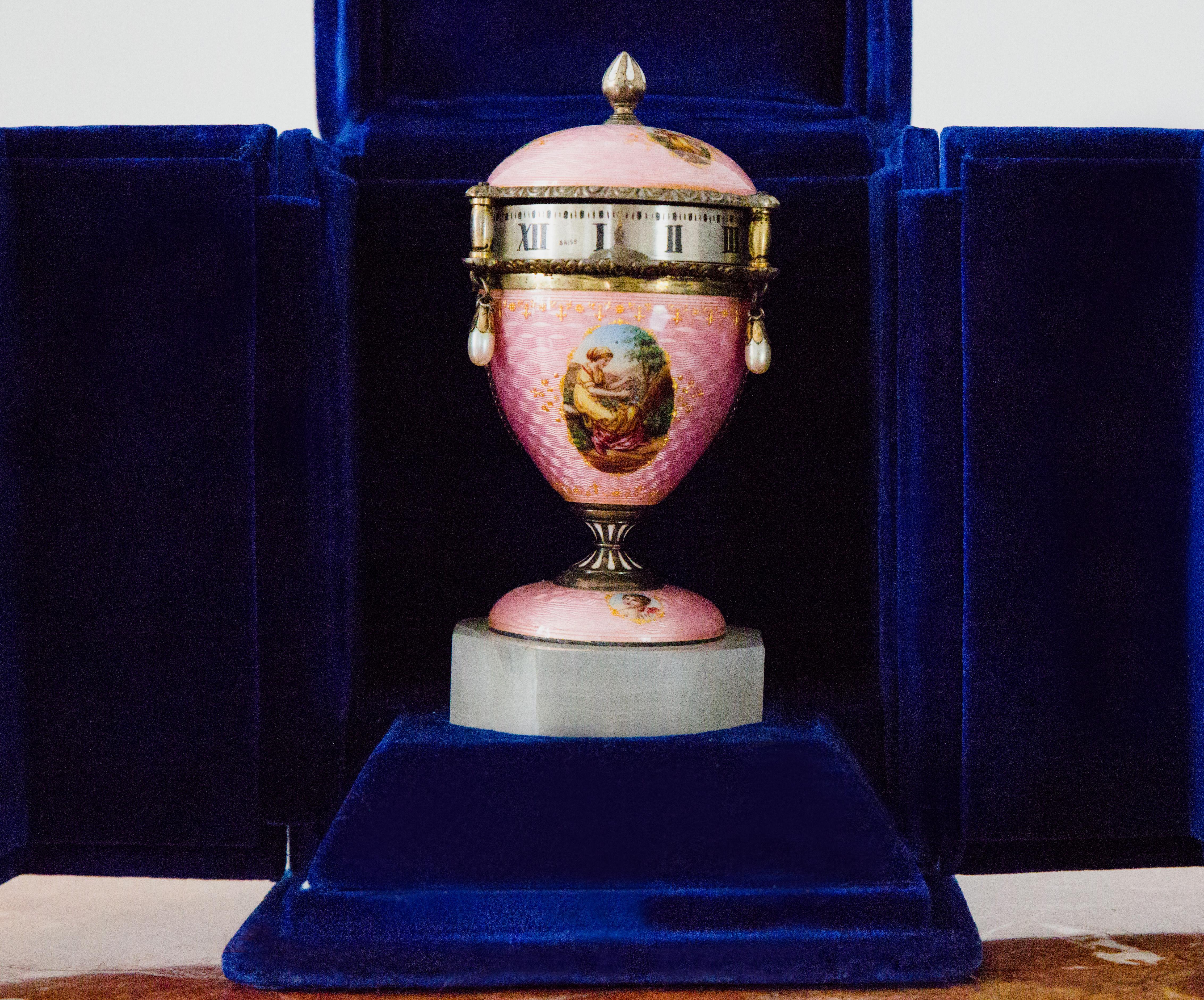 Eiförmige Uhr mit Emaille-Dekorationen. im Zustand „Gut“ im Angebot in Vicenza, IT
