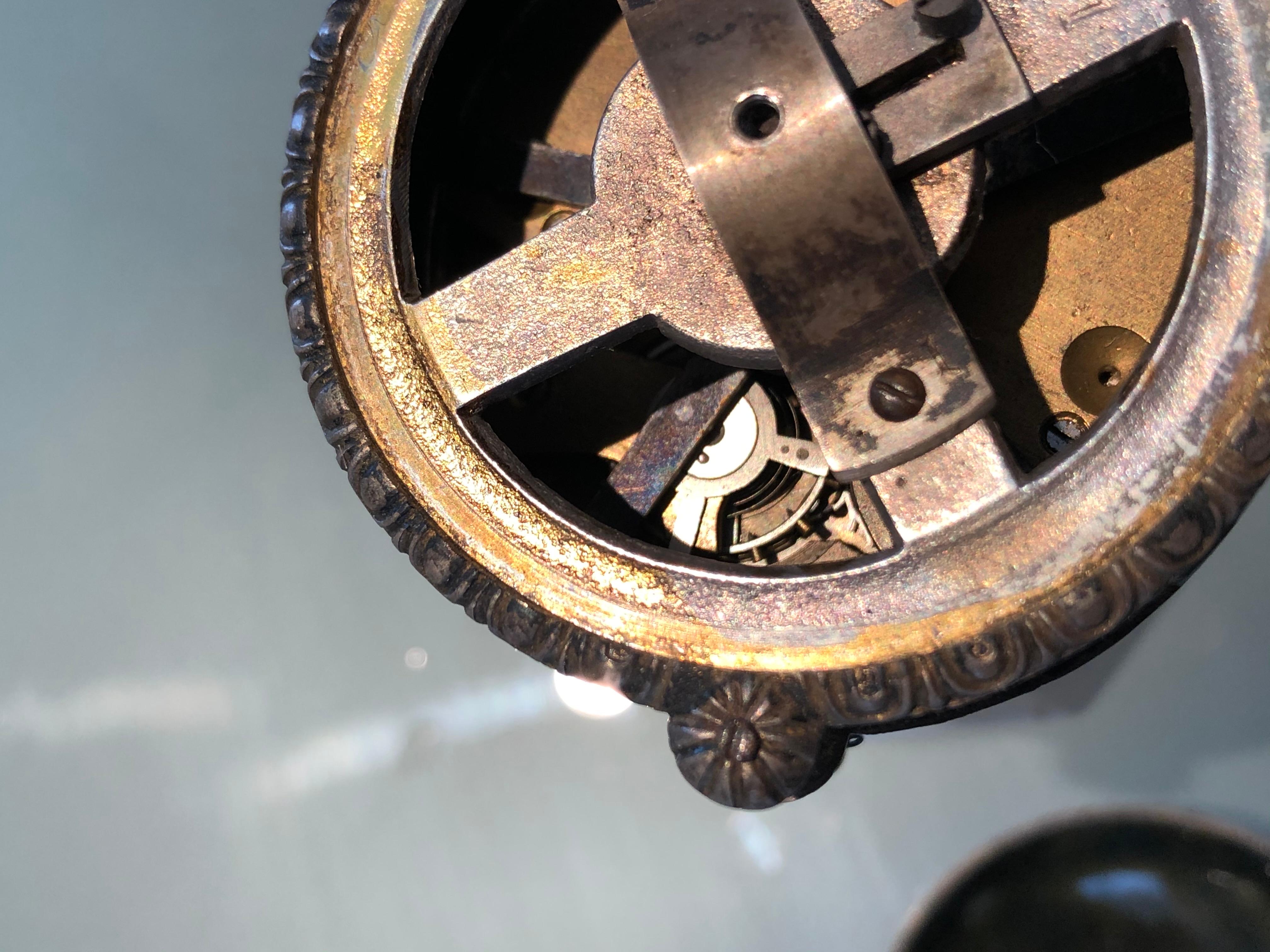 Eiförmige Uhr mit Emaille-Dekorationen. im Angebot 2