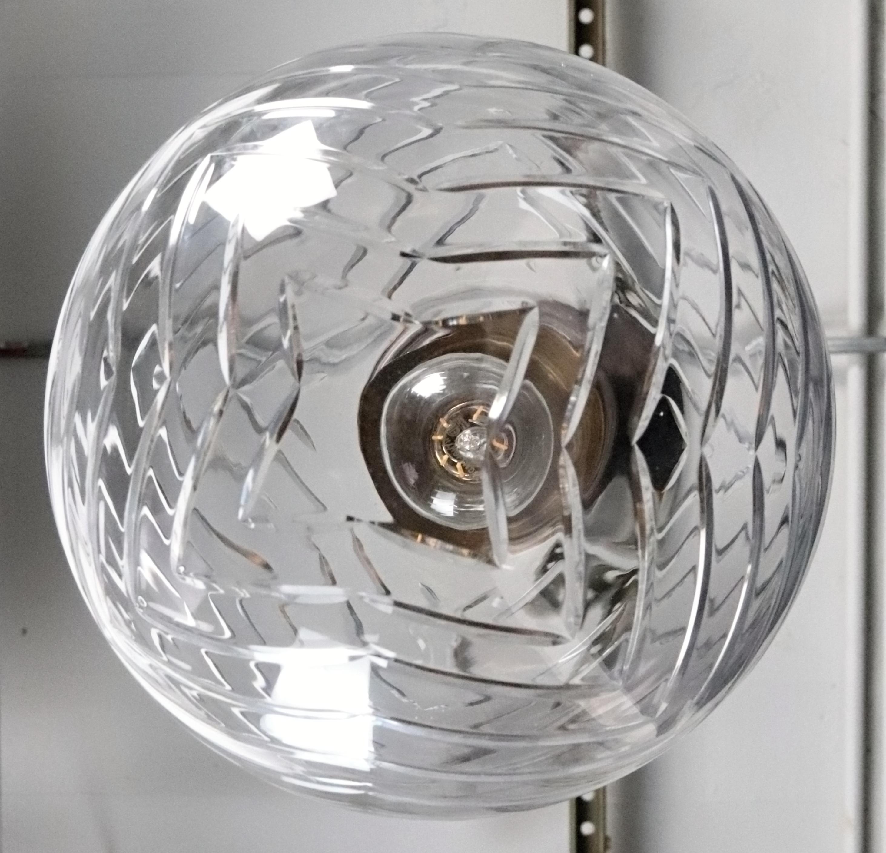 Lámpara colgante de cristal grabado Chevron en forma de huevo en venta 3