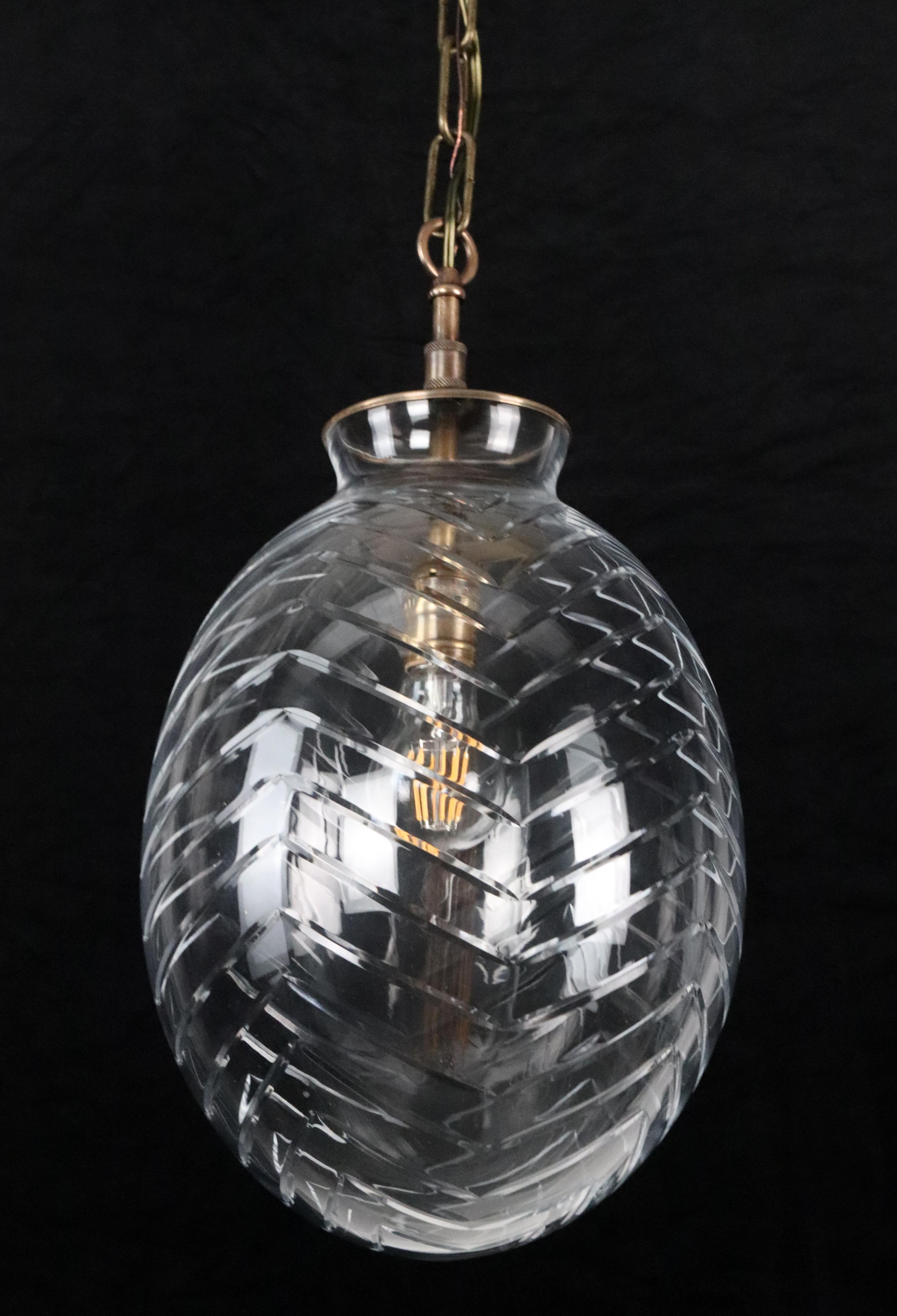 Lámpara colgante de cristal grabado Chevron en forma de huevo en Bueno estado para la venta en New York, NY