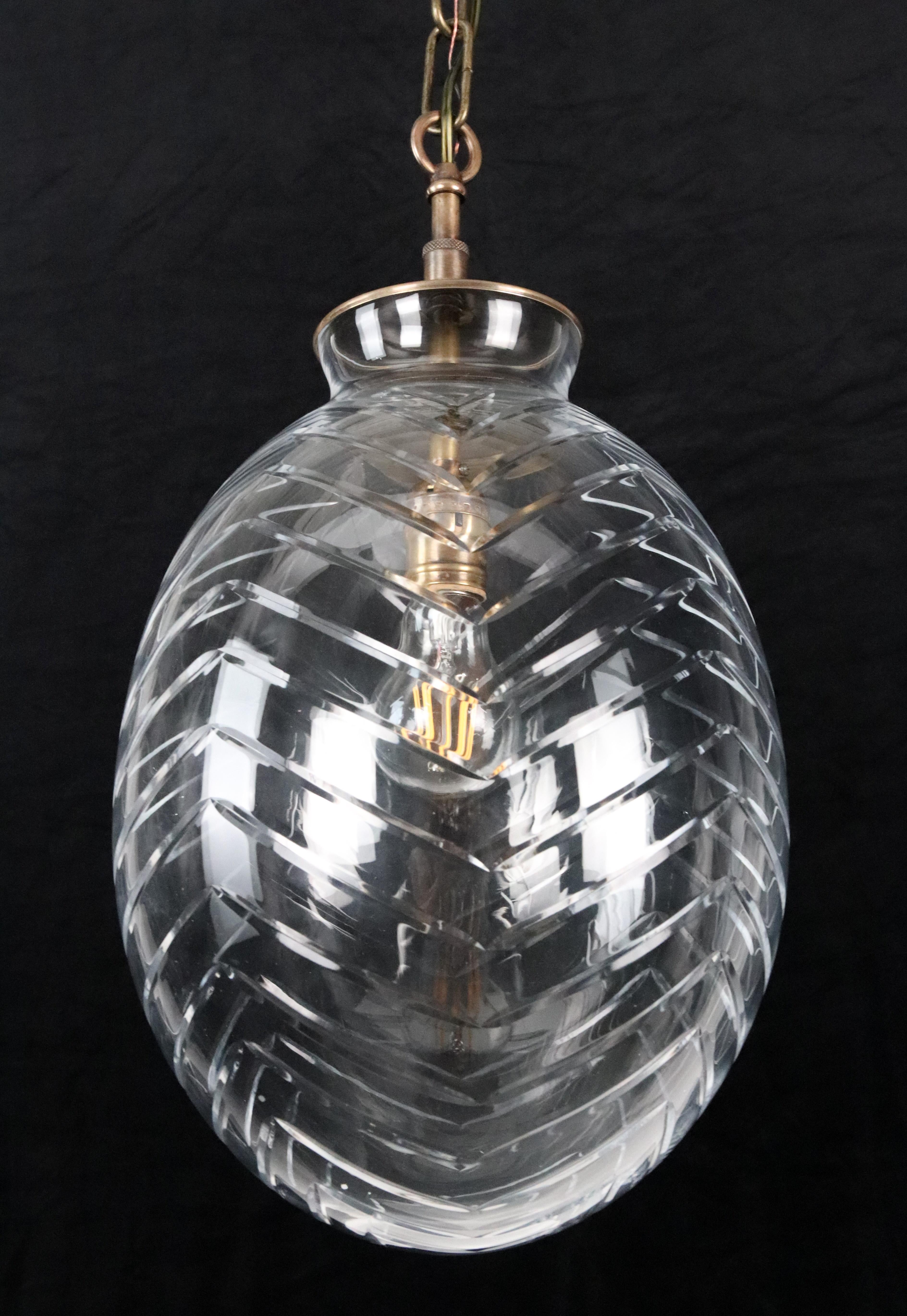 Lámpara colgante de cristal grabado Chevron en forma de huevo Siglo XXI y contemporáneo en venta