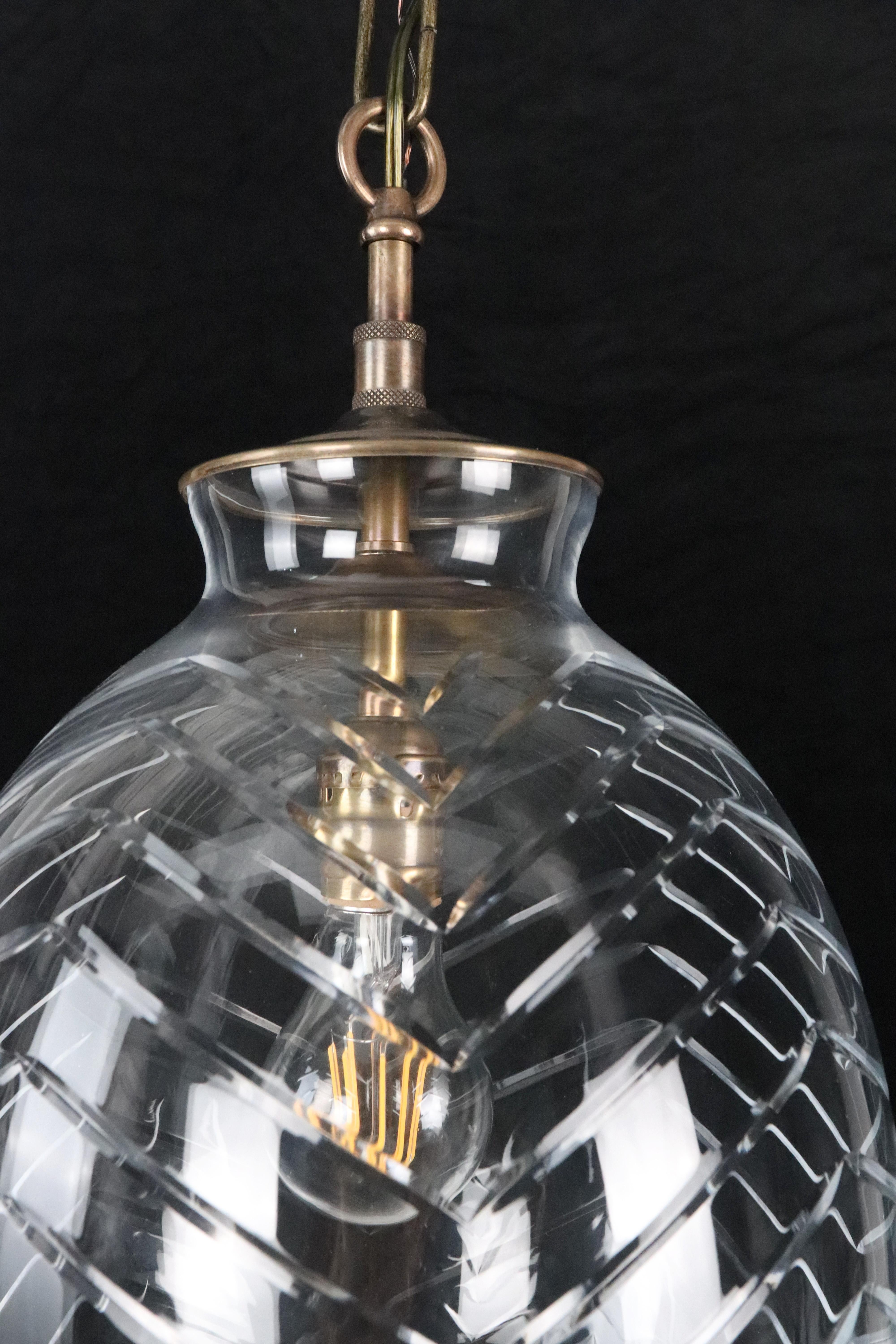 Lámpara colgante de cristal grabado Chevron en forma de huevo Latón en venta