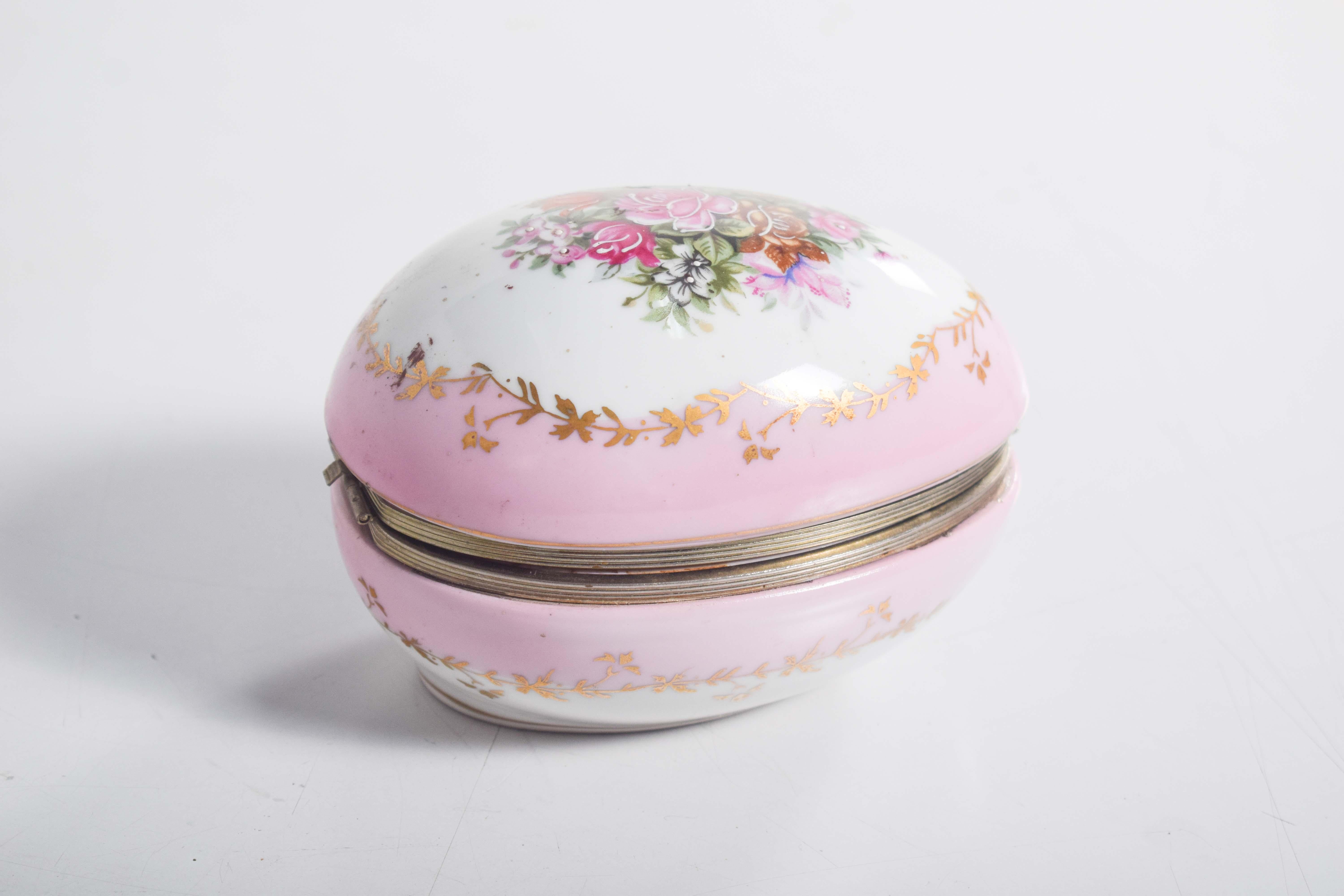 Portuguese Egg-Shaped Jewelry Box With Metal Mount For Sale
