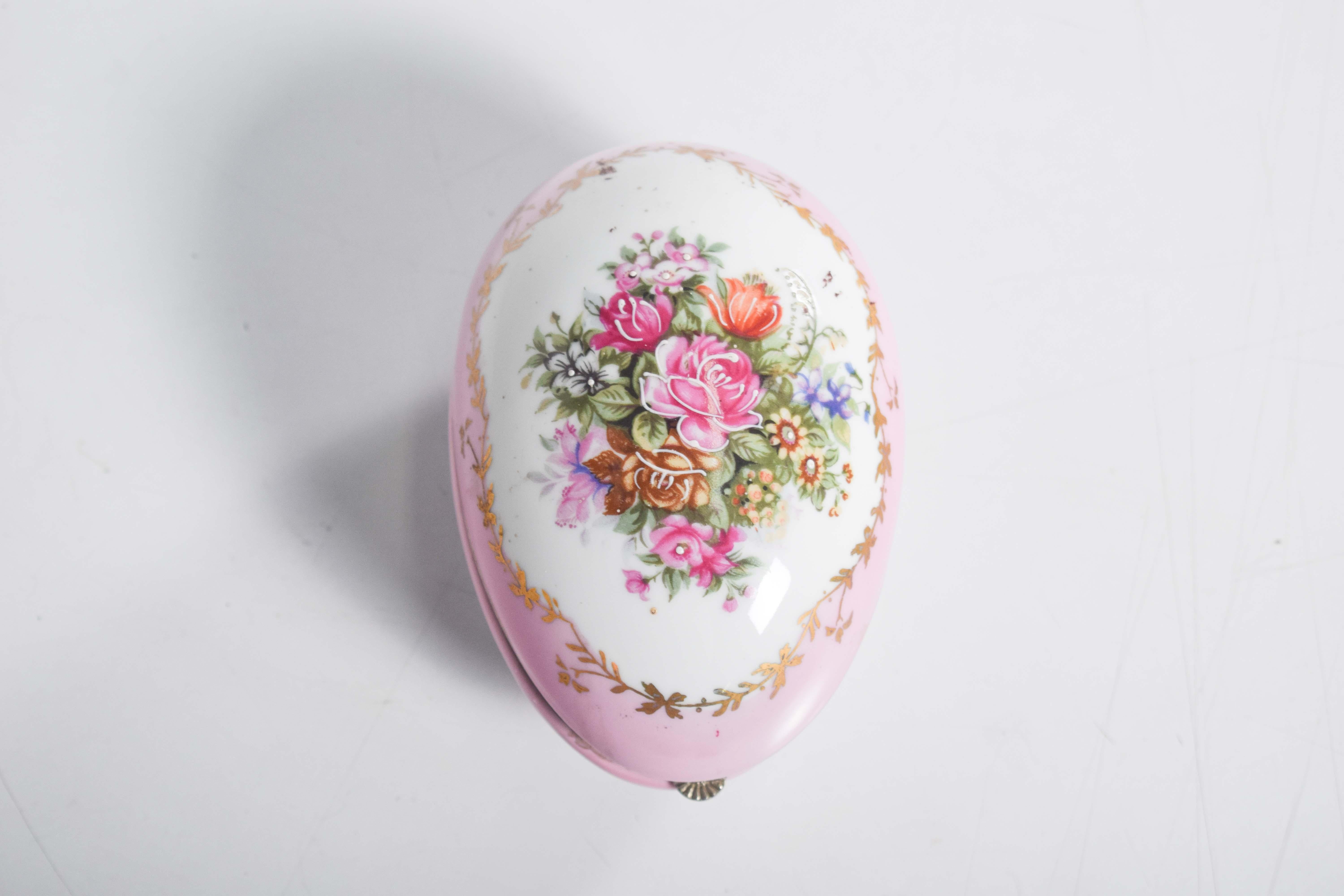Egg-Shaped Jewelry Box With Metal Mount In Good Condition For Sale In Lisboa, Lisboa