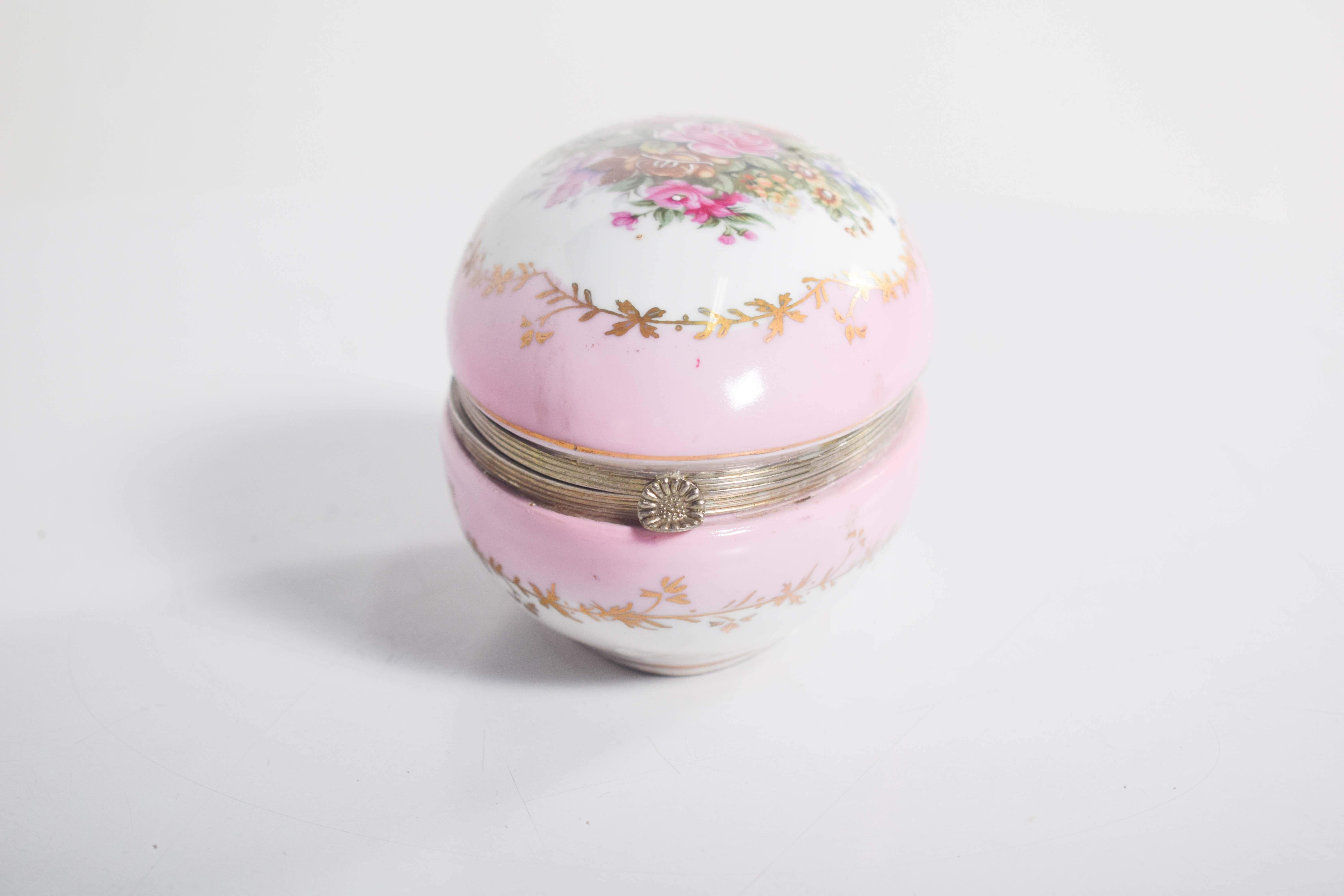 19th Century Egg-Shaped Jewelry Box With Metal Mount For Sale