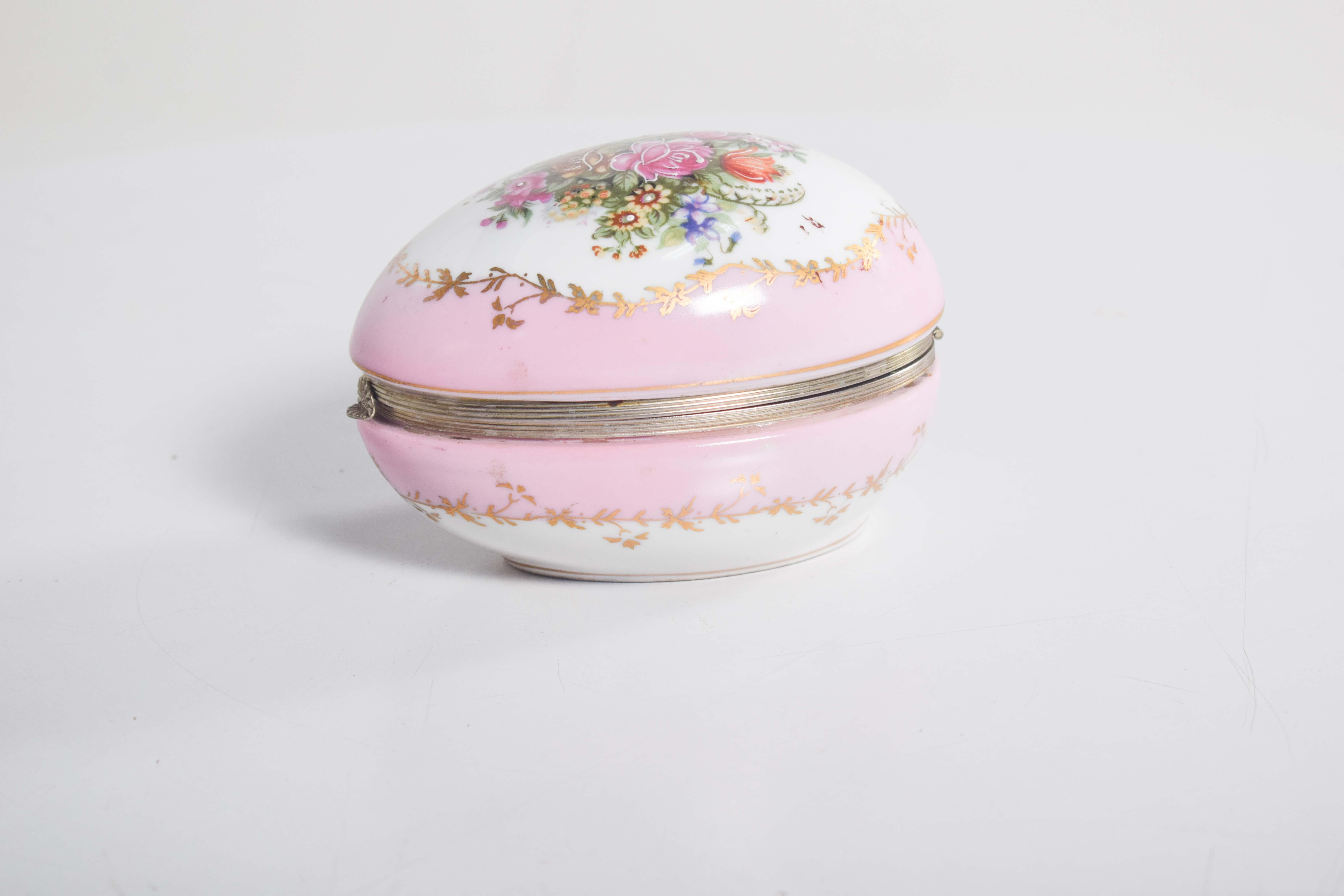 Egg-Shaped Jewelry Box With Metal Mount For Sale 1