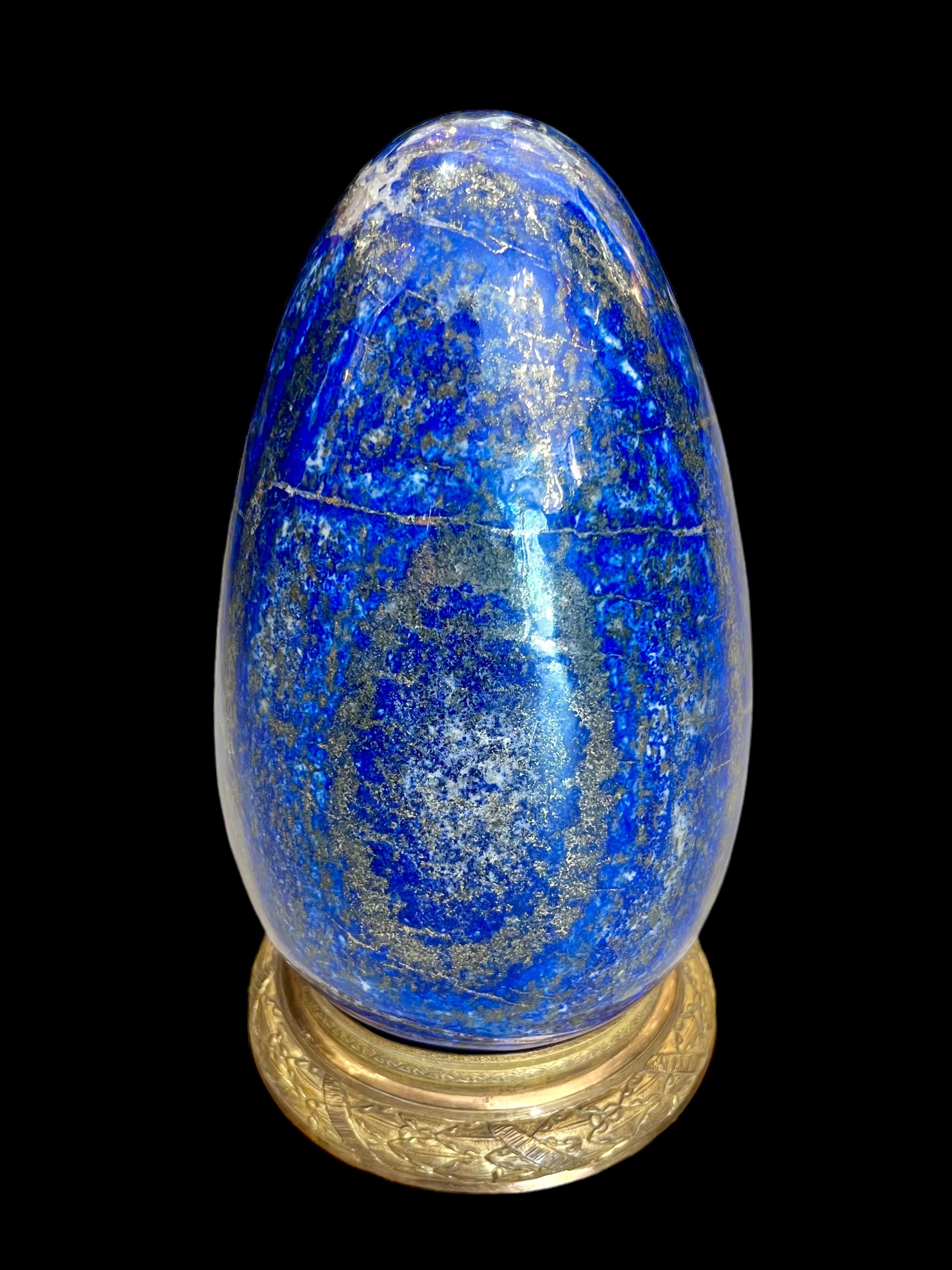 Wir freuen uns, Ihnen dieses unglaubliche polierte Ei aus Lapislazuli, einem tiefblauen metamorphen Gestein, das häufig für Schmuck und Dekoration verwendet wird, präsentieren zu können. 

Die Kugel weist eine lebhafte Mischung aus überwiegend