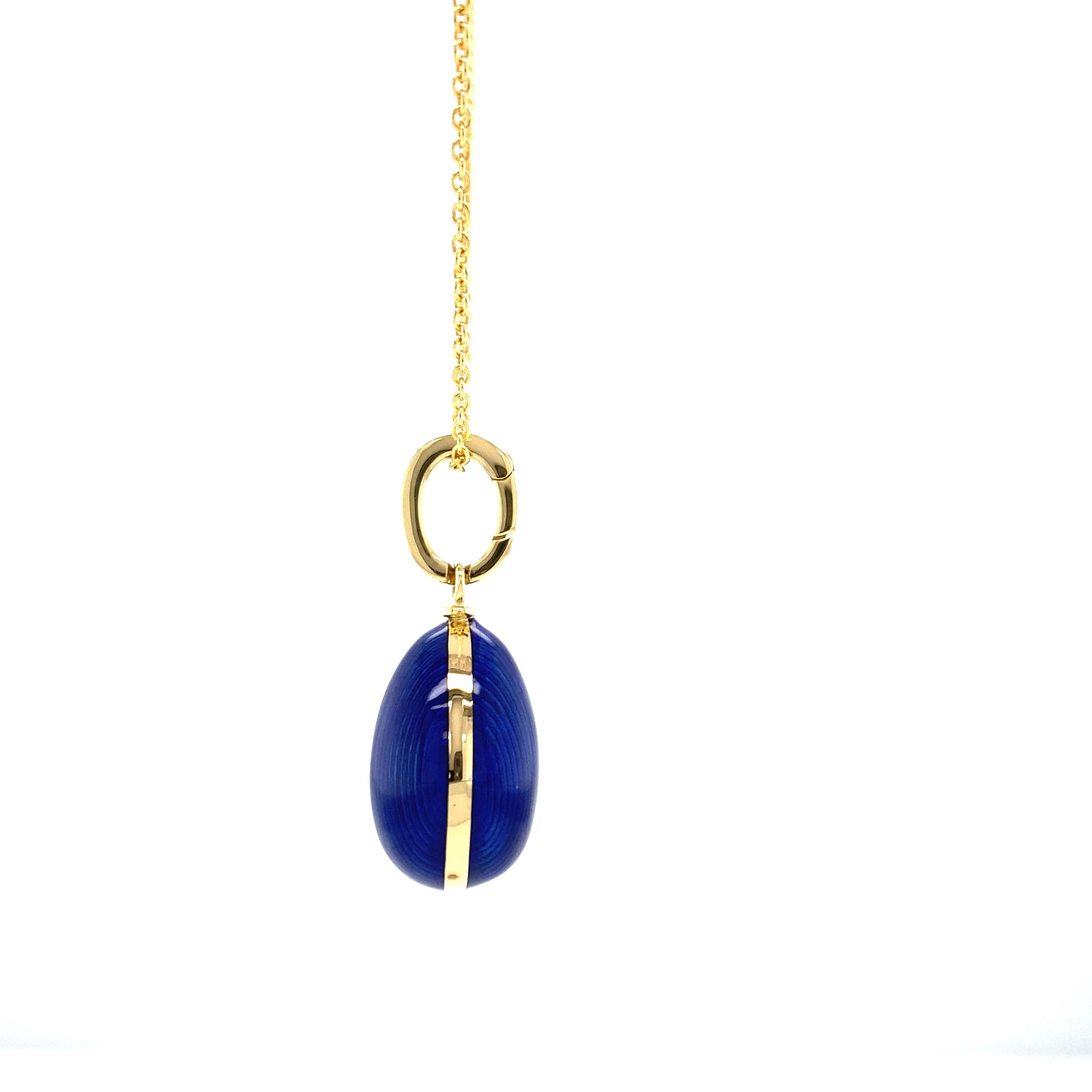 Taille brillant Collier pendentif en forme d'œuf en or jaune 18 carats, émail bleu et 7 diamants 0,16 carat en vente