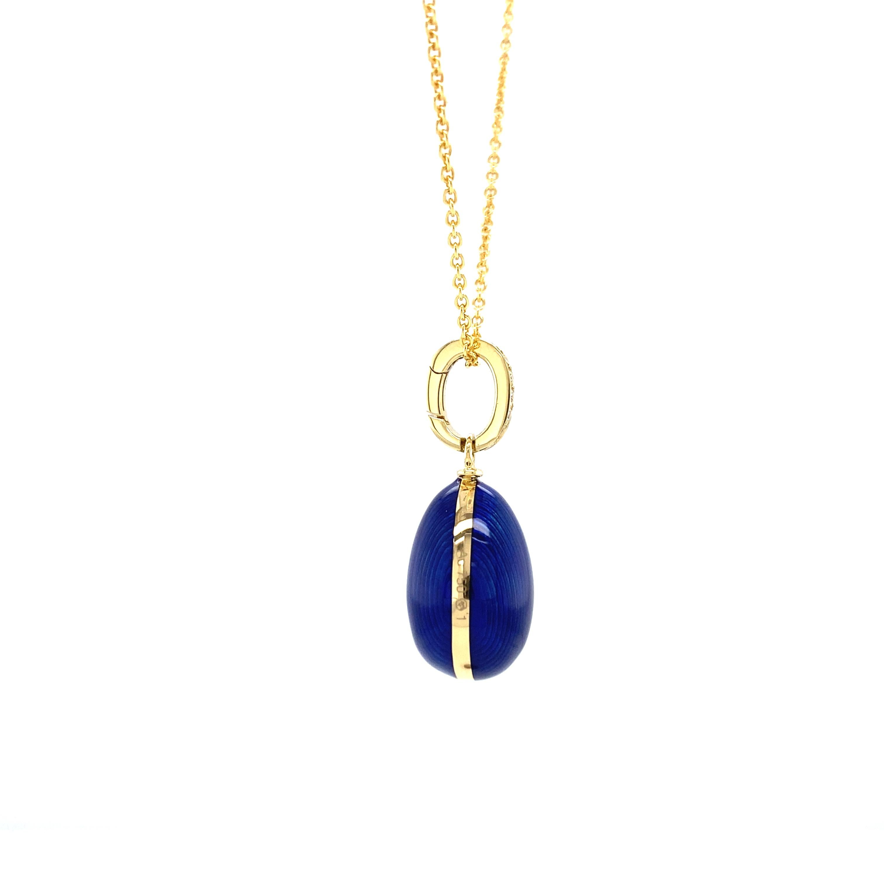 Collier pendentif en forme d'œuf en or jaune 18 carats, émail bleu et 7 diamants 0,16 carat Pour femmes en vente