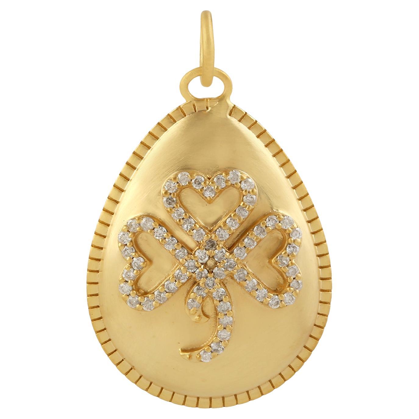 Eiförmiger Anhänger mit Pave-Diamant-Blumenmotiv aus 14k Gelbgold