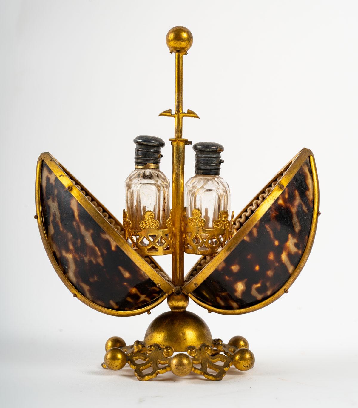 Egg-shaped showcase in tortoise shell and gilt brass for two perfume bottles, early 19th century work, Charles X period.
Measures: H: 14 cm, D: 7 cm.