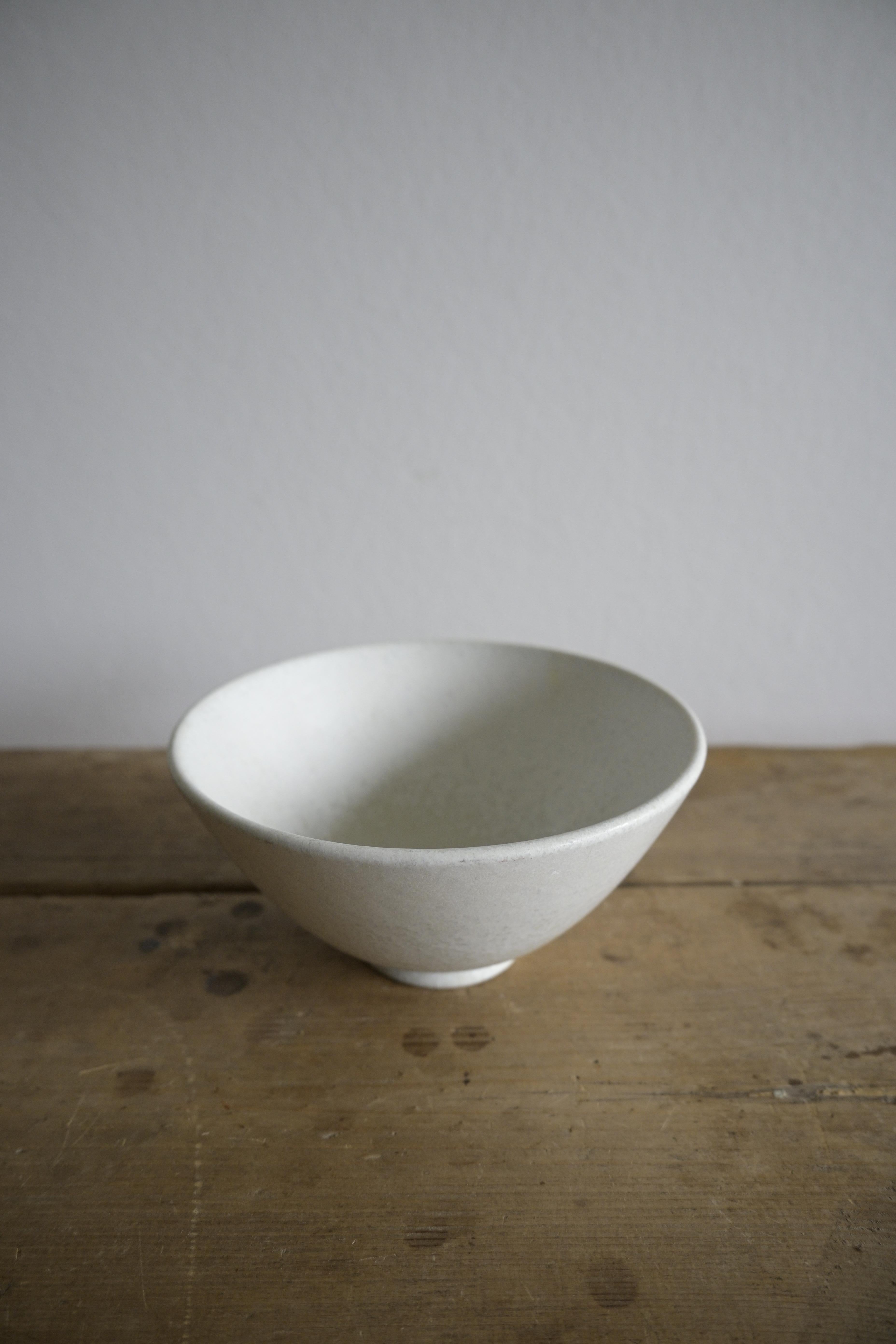 Egg-shell Mimosa White Bowl by Gunnar Nylund for Rörstrand, Sweden, 1950s In Excellent Condition In Farsta, SE
