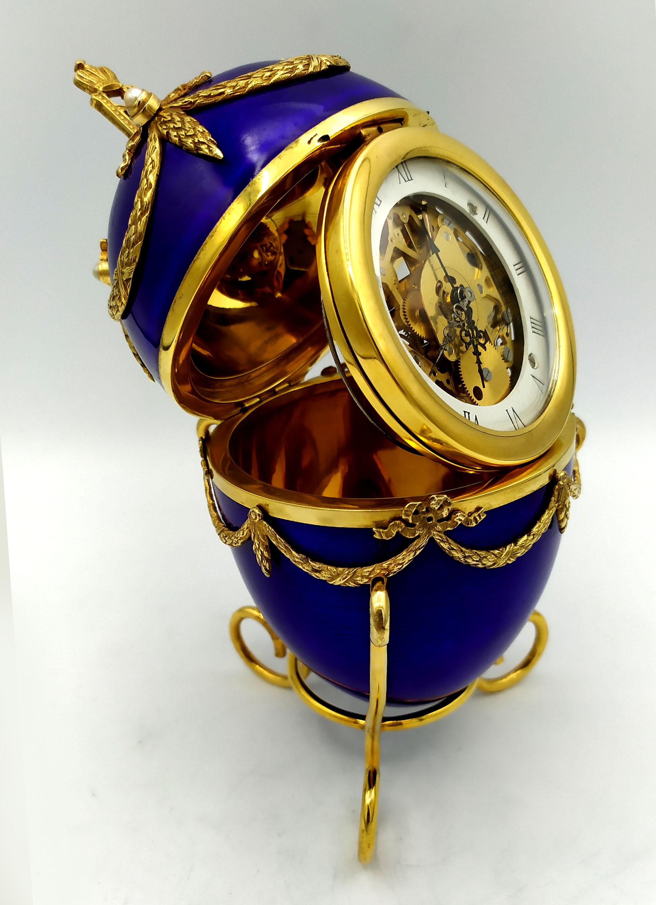 Salimbeni de plata de ley con esmalte azul Fabergé estilo huevo en venta 5