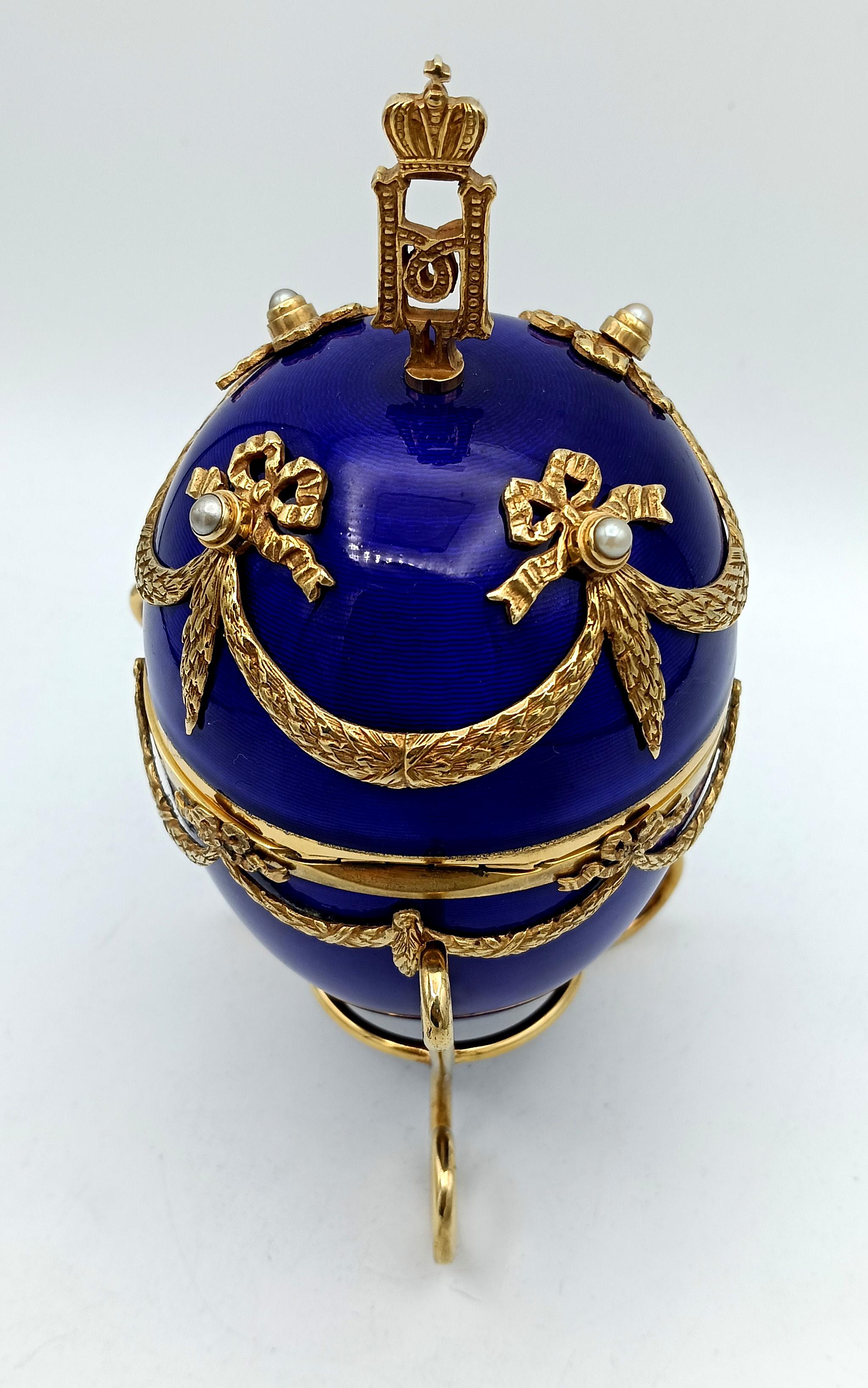 Salimbeni de plata de ley con esmalte azul Fabergé estilo huevo Imperio en venta
