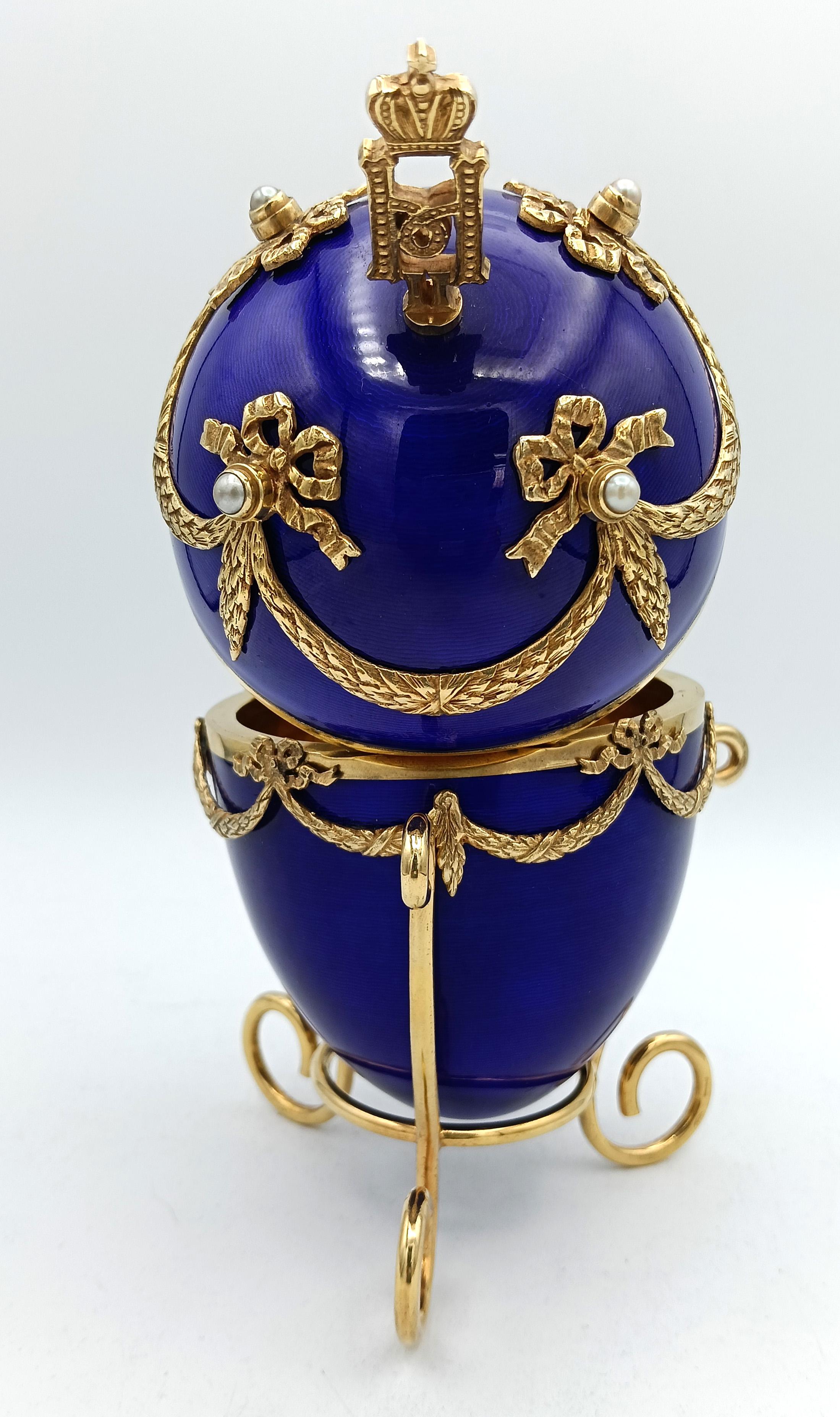 Salimbeni de plata de ley con esmalte azul Fabergé estilo huevo en venta 1