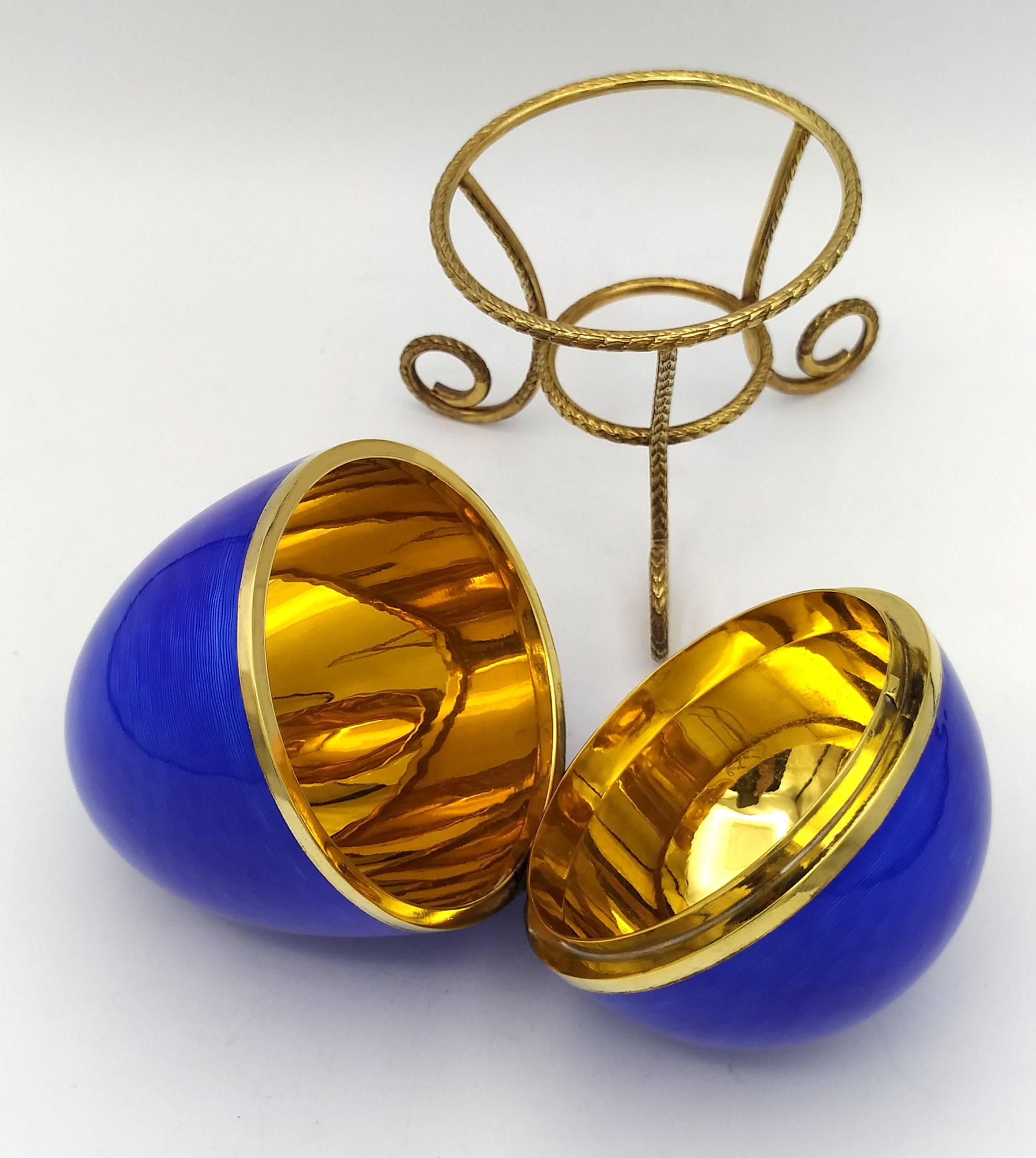 Huevo sobre trípode grabado en plata de ley 925/1000 dorada con esmalte al fuego translúcido sobre guilloché, estilo Imperio Ruso inspirado en los huevos de Carl Fabergé, finales del siglo XIX, principios del XX. Medidas: diámetro del huevo cm. 8