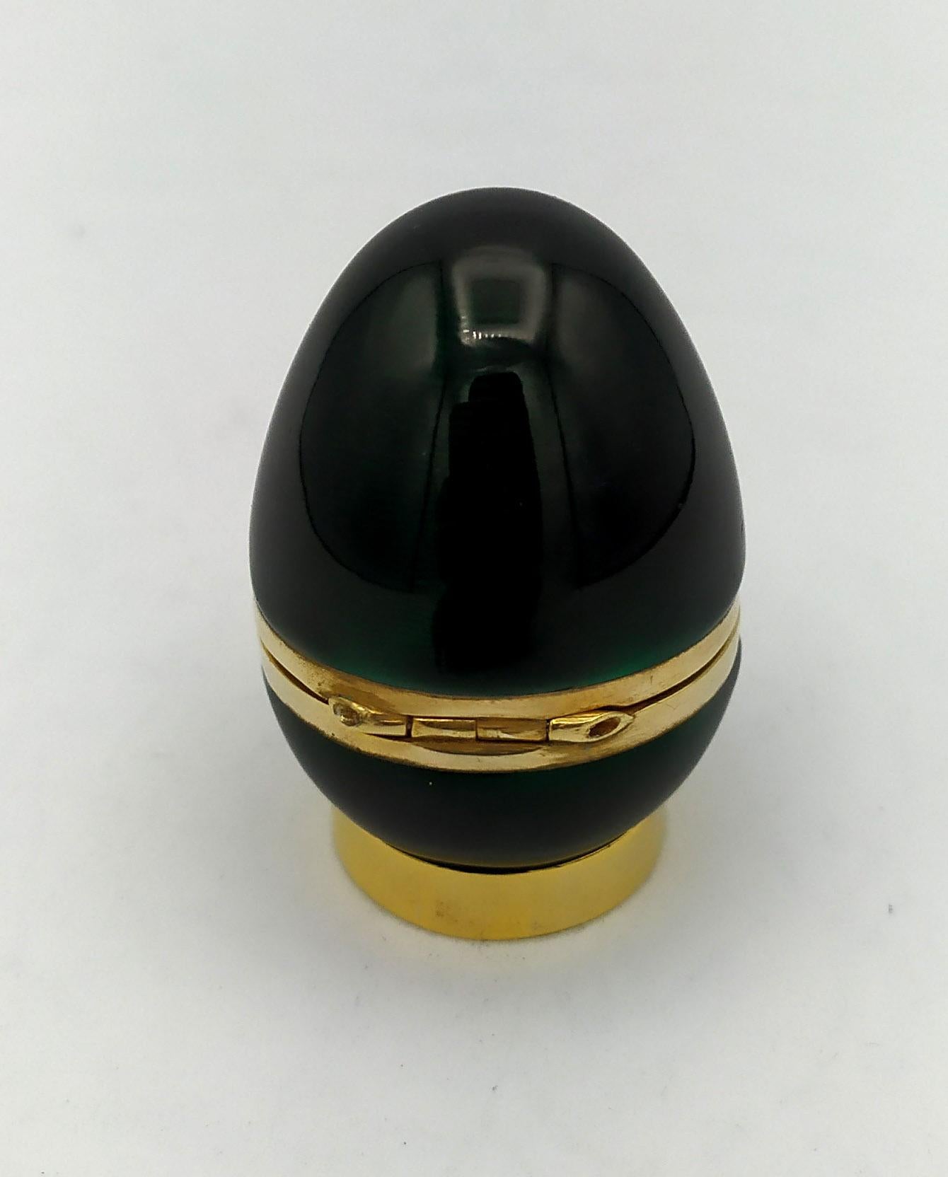 Piccolo uovo in argento sterling 925/1000 placcato oro con smalto cotto traslucido su guilloché, stile Impero Russo ispirato alle uova di Carl Fabergé, fine XIX secolo, inizio XX secolo. Diametro dell'uovo cm. 3,5 altezza cm. 4.5. Peso gr. 55.