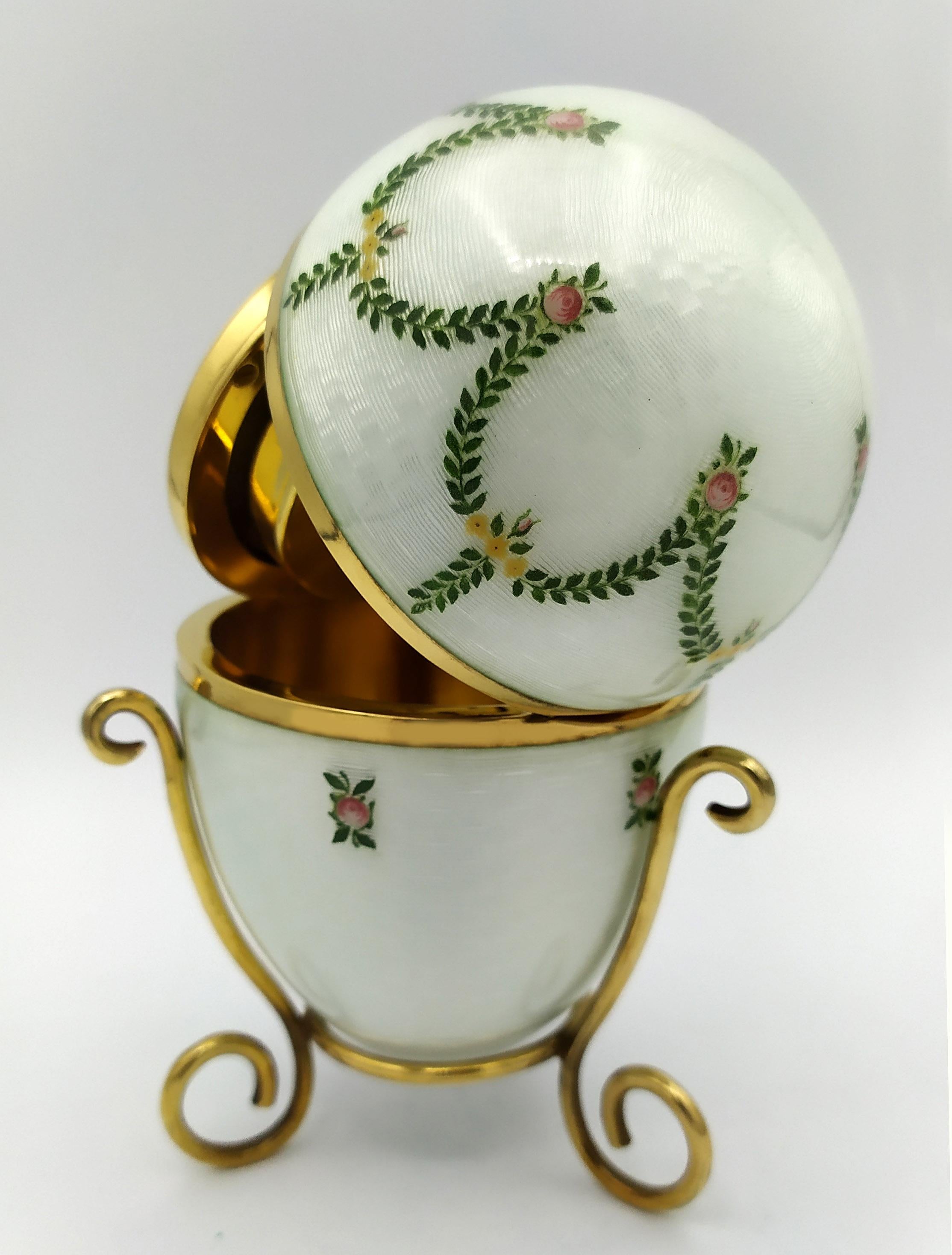 Salimbeni de plata de ley con esmalte Fabergé estilo huevo mediados del siglo XX en venta