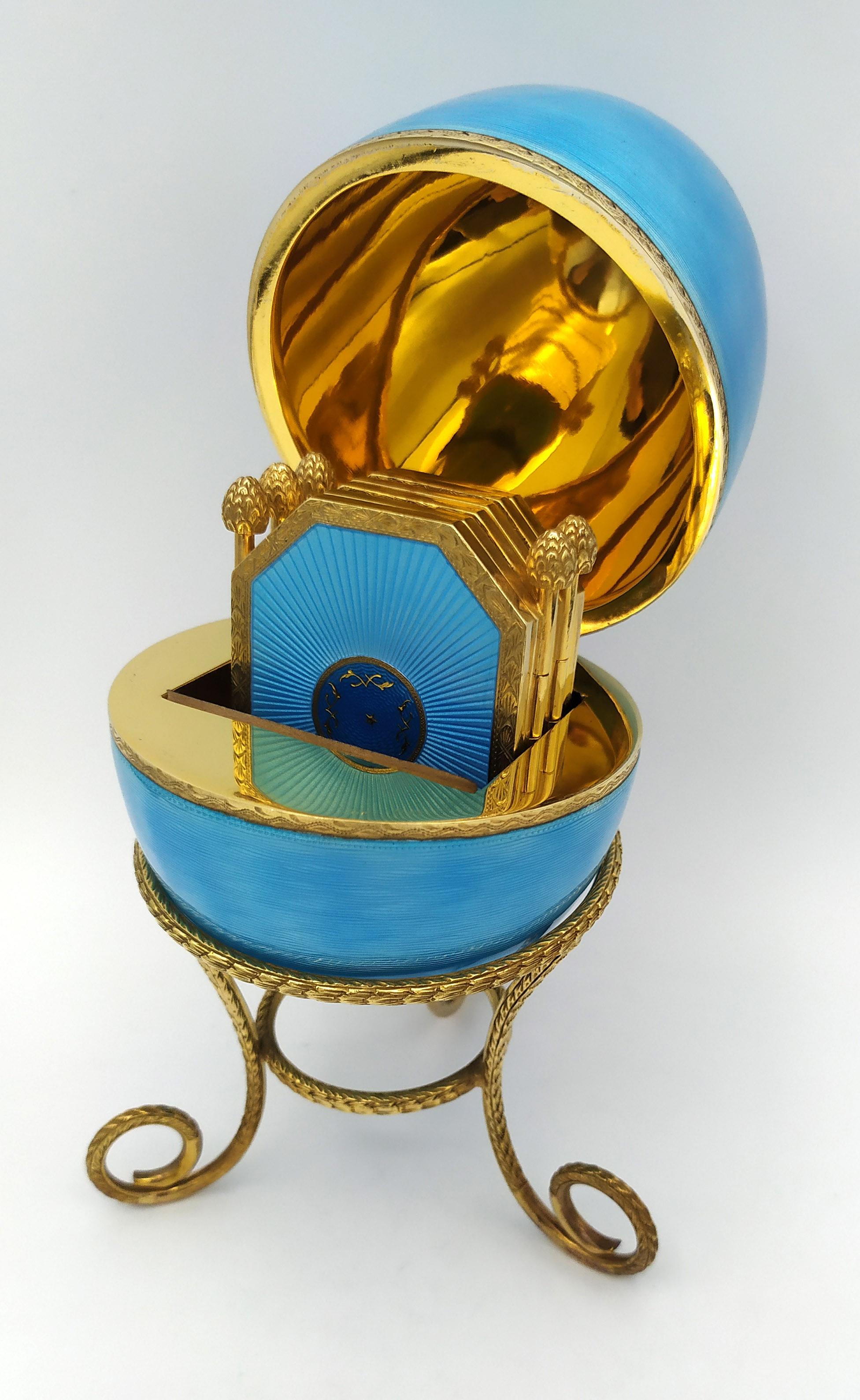 Faberge Fotohalter im Eierstil aus Sterlingsilber Salimbeni mit klappbarem Fotohalter (Handgeschnitzt) im Angebot