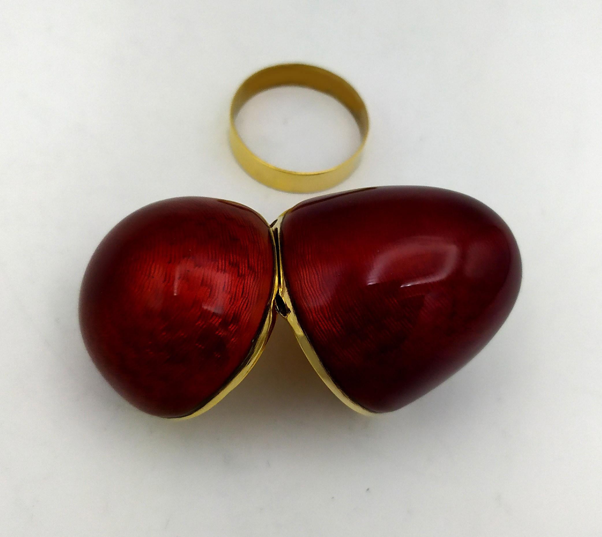 Pequeño huevo de plata de ley 925/1000 bañado en oro con esmalte al fuego translúcido sobre guilloché, estilo Imperio Ruso inspirado en los huevos de Carl Fabergé, finales del siglo XIX, principios del XX. Diámetro del huevo cm. 3,5 de altura cm.