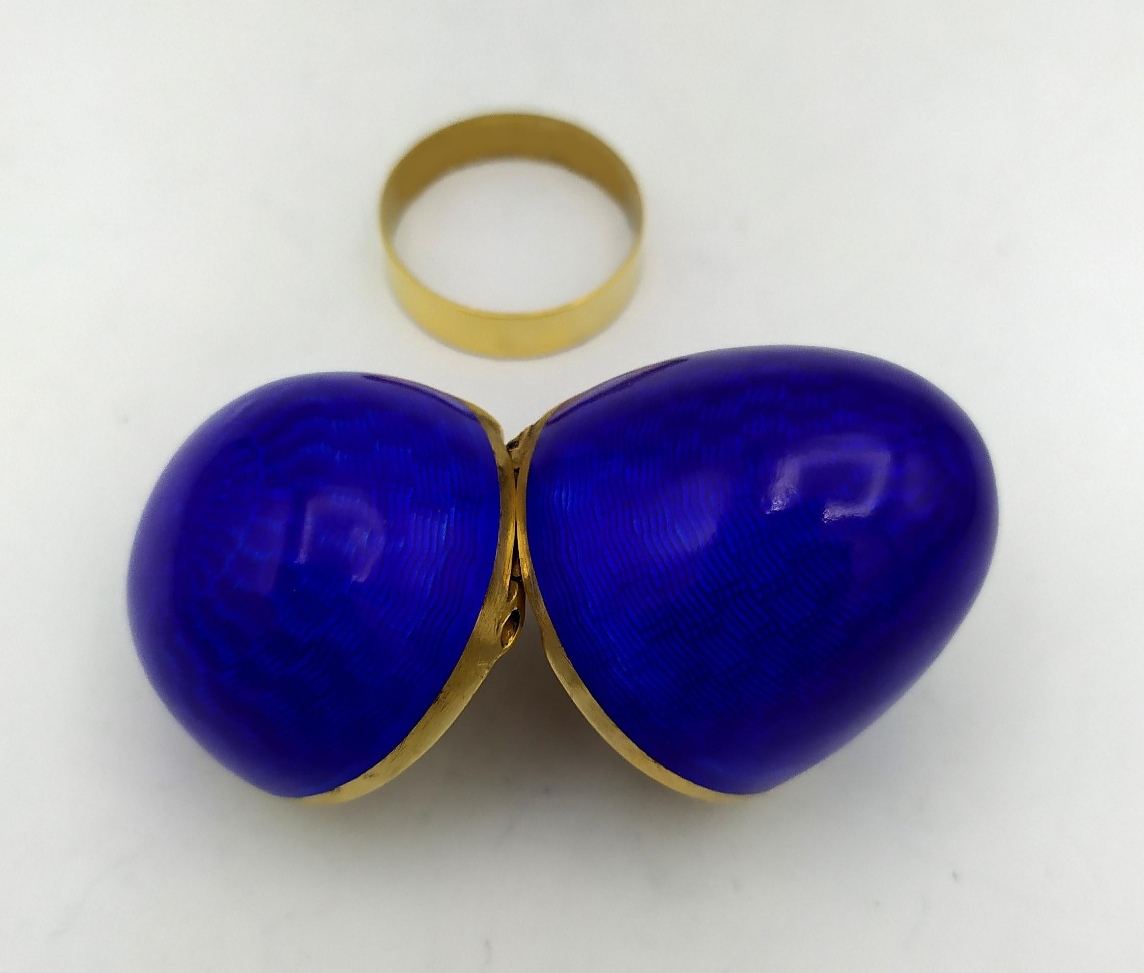 Small egg in 925/1000 sterling silver gold plated with translucent fired enamel on guilloché, Russian Empire style inspired by the eggs of Carl Fabergé, late 19th century, early 20th century. Egg diameter cm. 3.5 height cm. 4.5. Weight gr. 55.